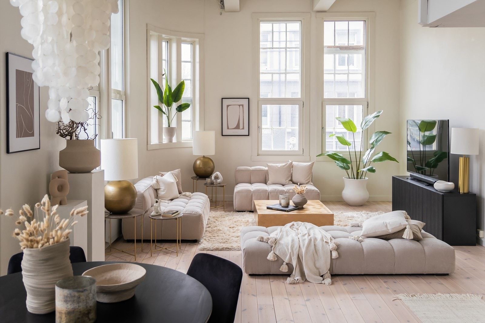 Velkommen til Innherredsveien 61D - En eksklusiv og ærverdig bygårdsleilighet i høy 1. etasje med hjørnebeliggenhet. Leiligheten har usedvanlig god takhøyde på ca. 4 meter og store vindusflater. Galleribilde