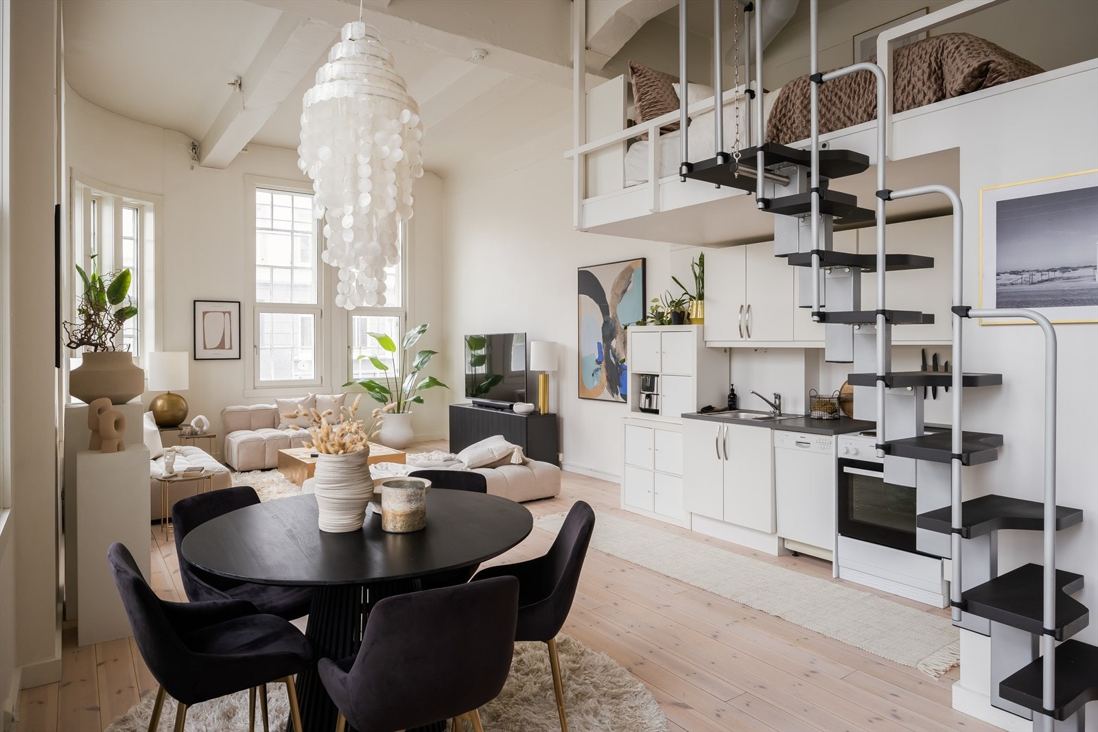 Det er mye inkludert i de månedlige felleskostnadene som blant annet tv, internett, betjening av andel fellesgjeld, kommunale avgifter, felles bygningsforsikring og diverse vedlikehold/drift iht. regnskap. Galleribilde