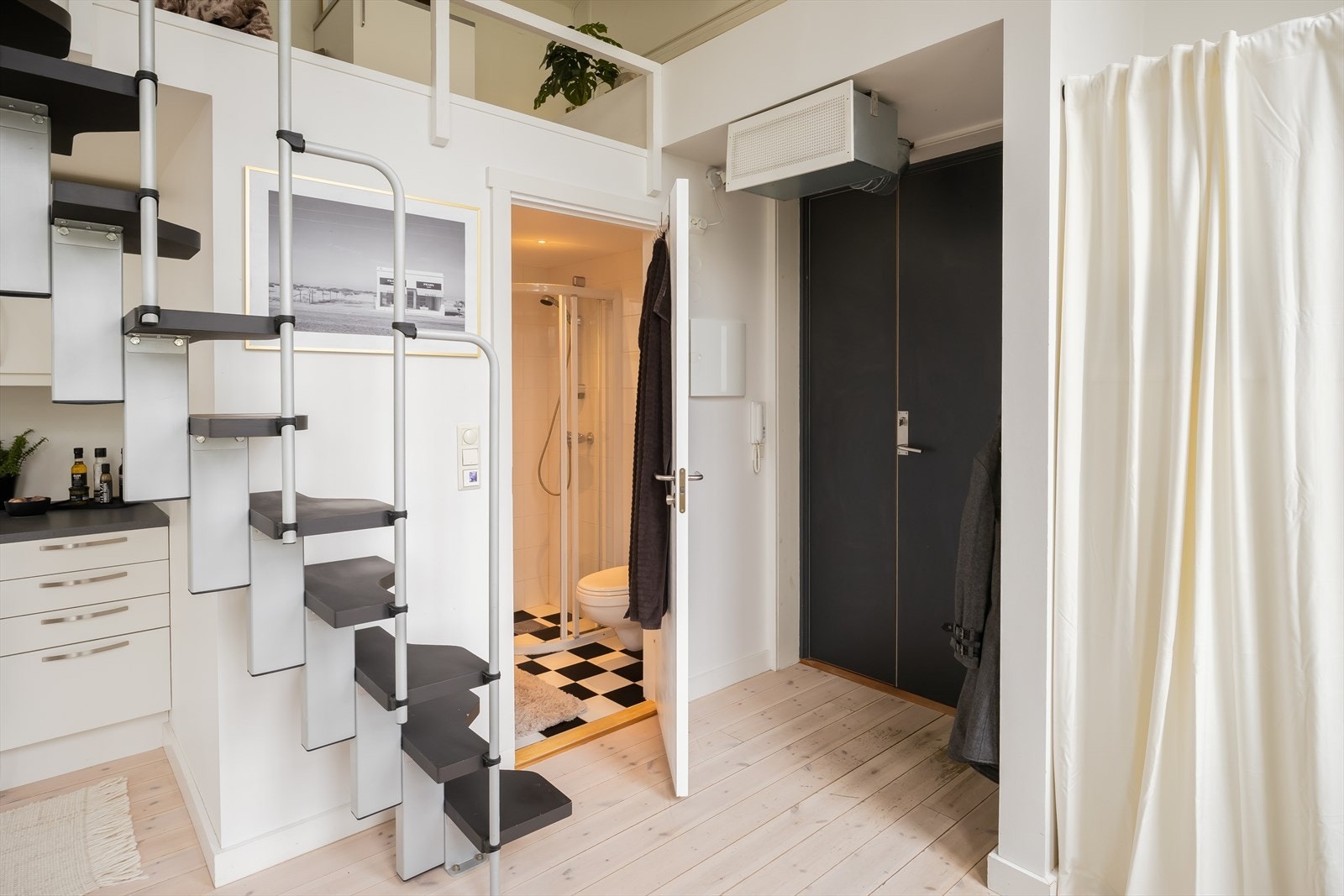 Det ble installert luftventiler i vinduene i 2023 for bedre ventilasjon og inneklima, samt fuktforebygging. Galleribilde