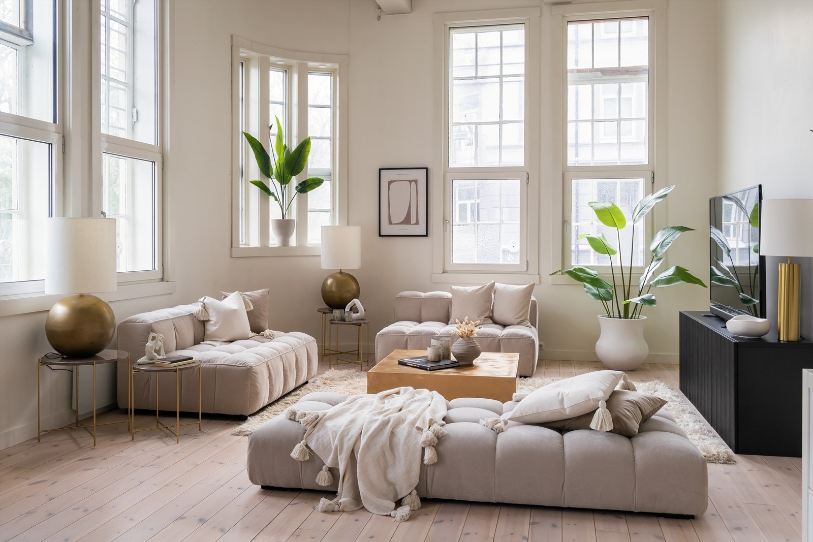 Her bor du i umiddelbar nærhet til "alt" av fasiliteter som blant annet dagligvare, treningssentre, serveringssteder, parkområder og kollektivtransport. Det er gang- og sykkelavstand til alle byens studiesteder. Galleribilde