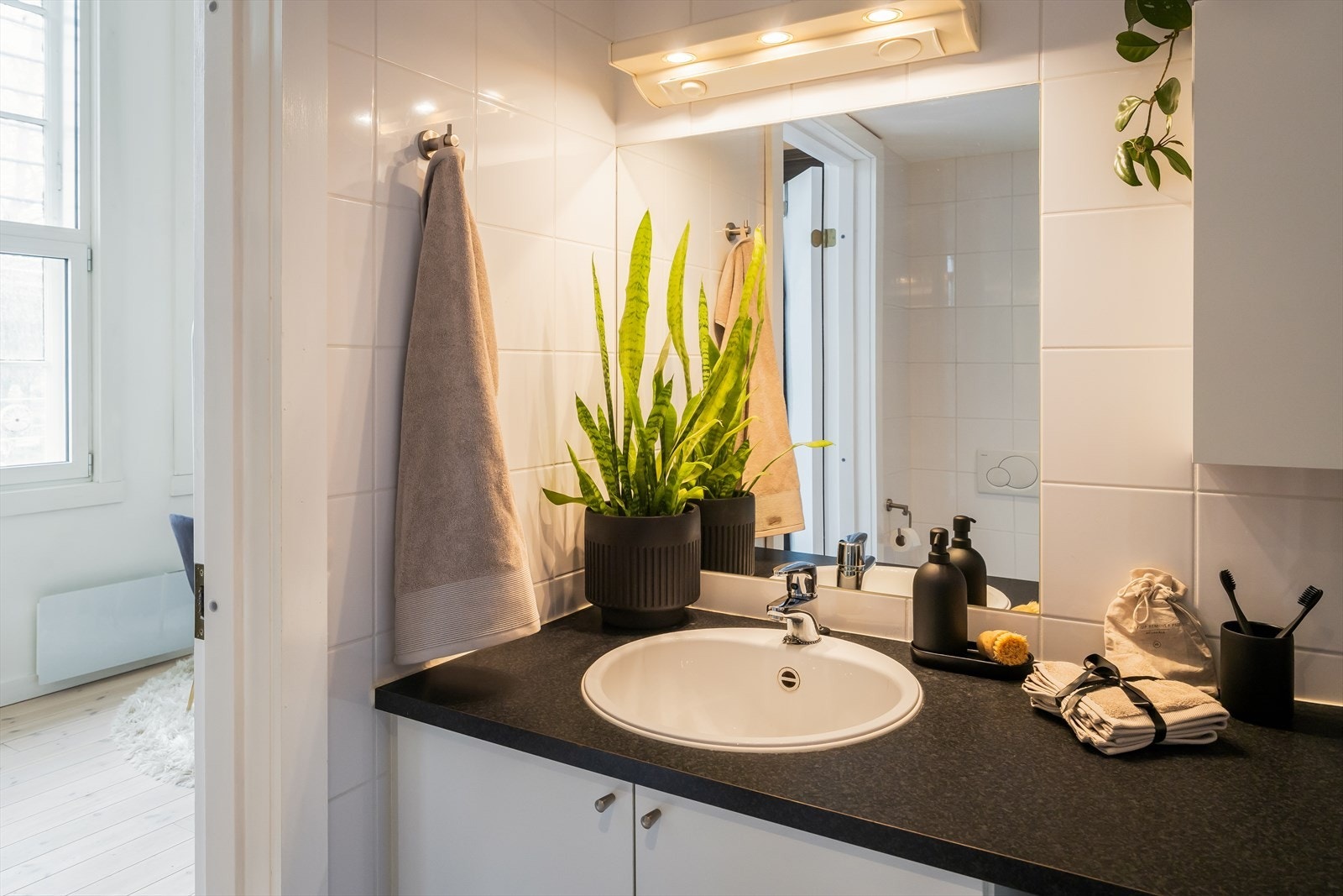 Badet har rikelig med oppbevaringsplass i skap. Galleribilde