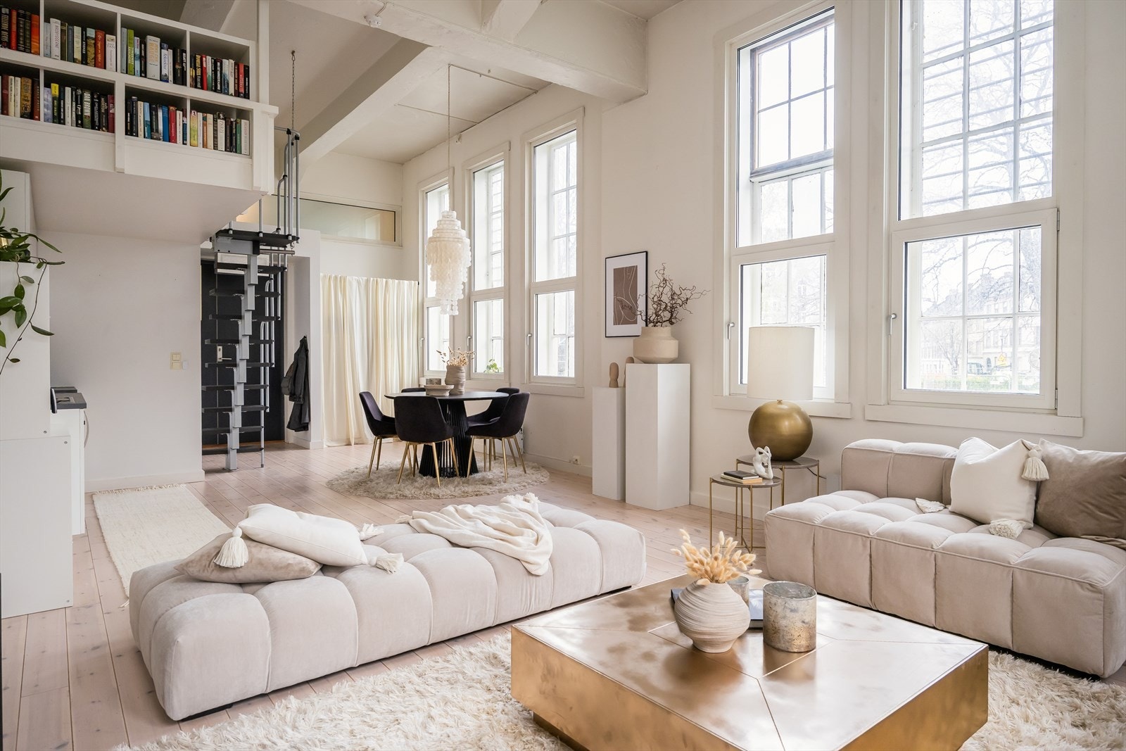 Leiligheten byr på en romslig åpen stue- og kjøkkenløsning på hele 44 m² med flere møbleringsmuligheter. Galleribilde