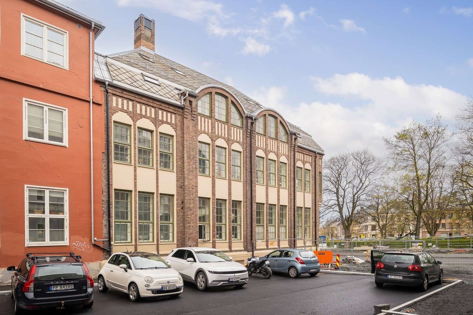 Fasade. Innherredsveien er regulert til miljøgate og bygges nå om for å gi bedre forhold for kollektivtrafikk, syklende og gående. Miljøgata er planlagt ferdigstilt i 2026. Galleribilde