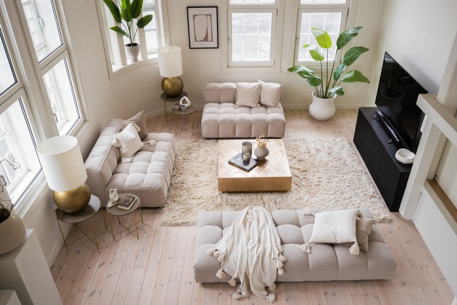 Leiligheten ligger i en høy 1. etasje. Galleribilde