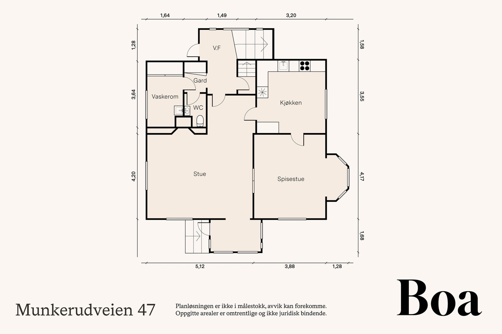 1. etasje: Entre/hall m/trapp, separat toalett. vaskerom, innbygd veranda, kjøkken m/spiseplass, spisestue og stue.
Fra innbygd veranda er det utgang og trapp ned til hage. I hagen er det dukkestue på ca 4 m². Galleribilde