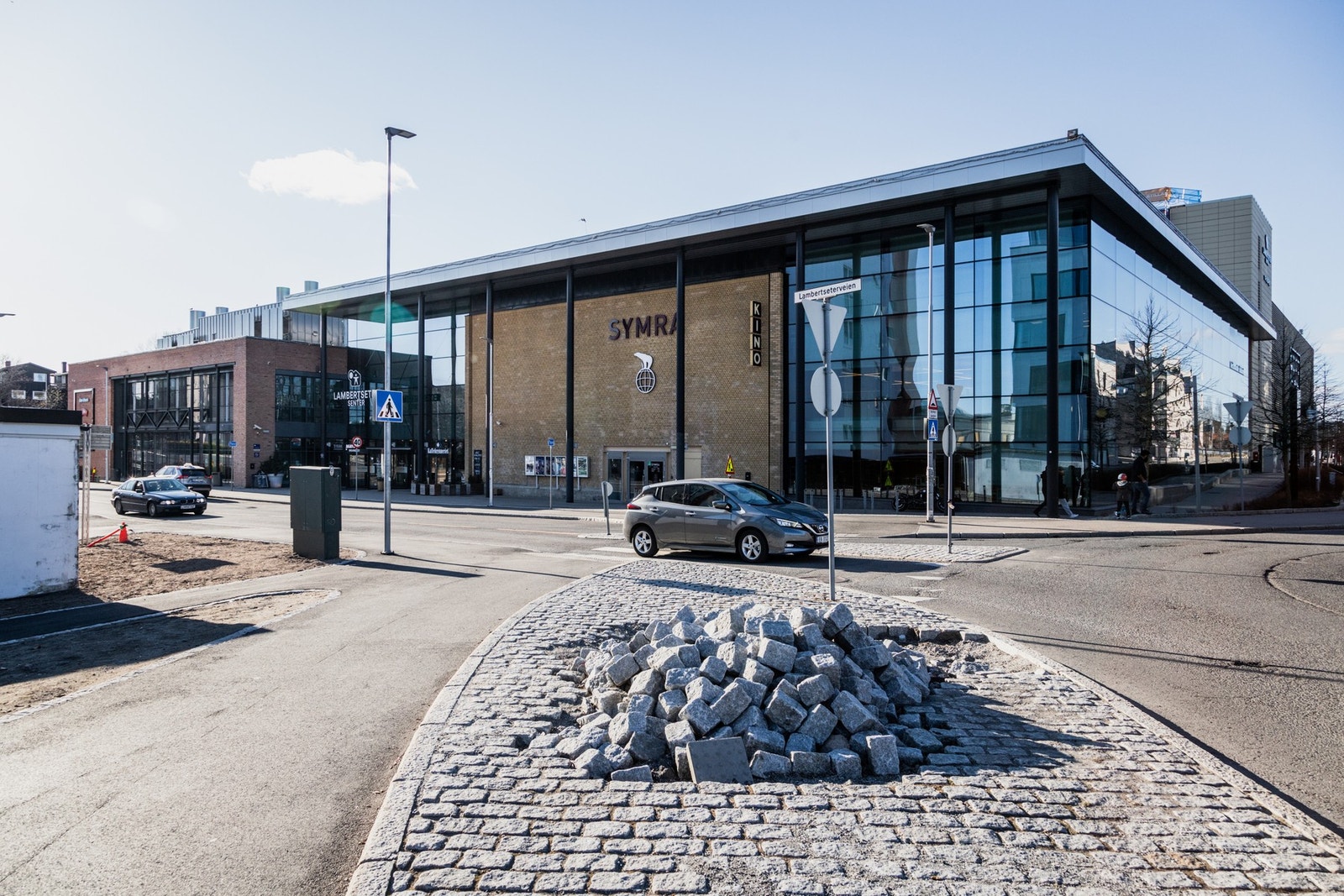 Godt shoppingtilbud på Lambertseter Senter som er bydelens storsenter med alt fra Vinmonopolet til bibliotek og Symra kino m.m. Galleribilde