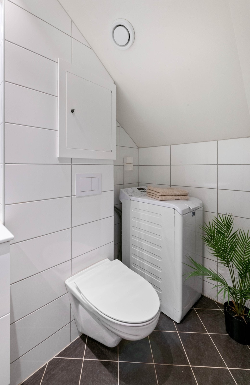 Opplegg for vaskemaskin på badet. Galleribilde