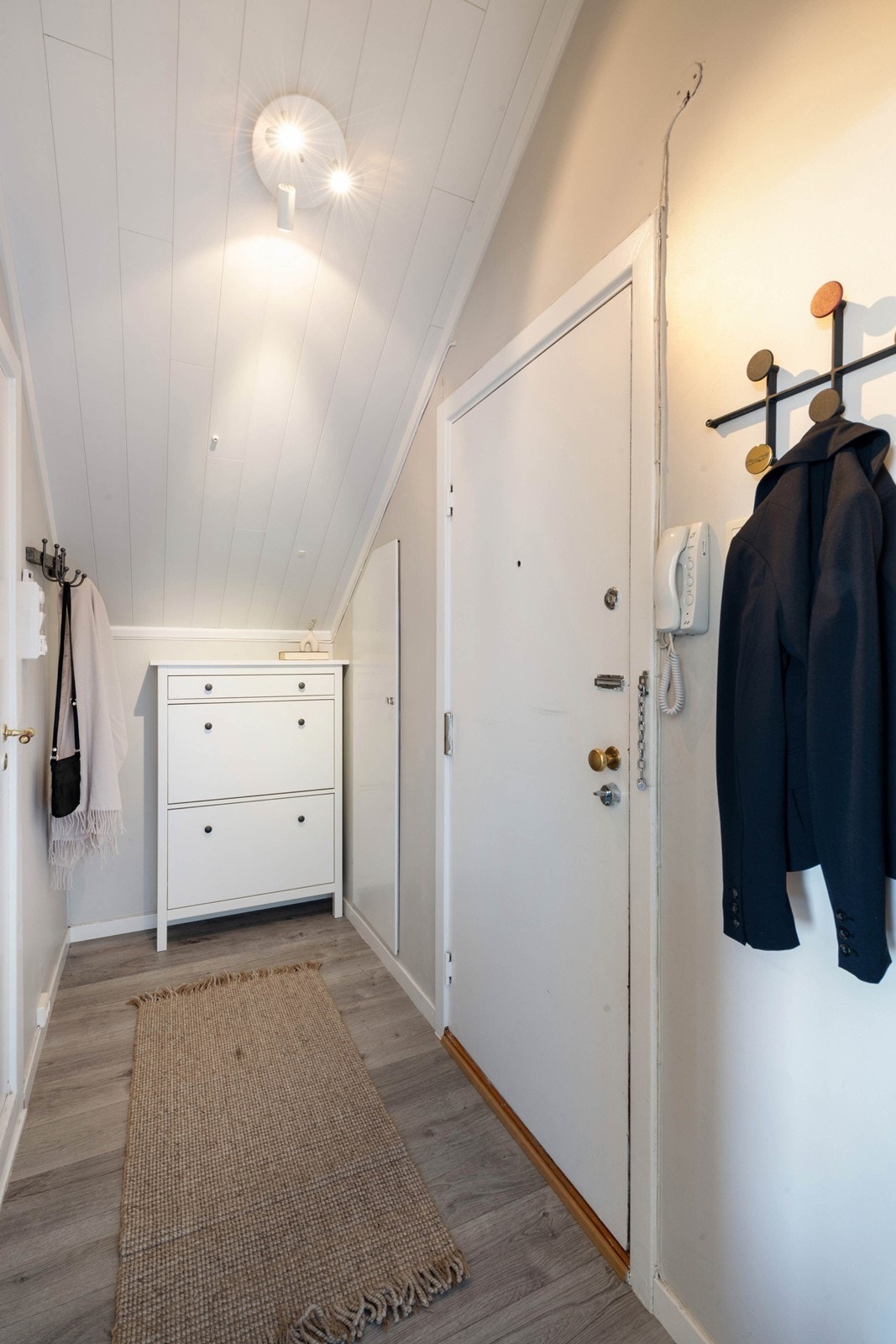 Entré med plass til å henge fra seg yttertøyet, samt plass til oppbevaring. Galleribilde