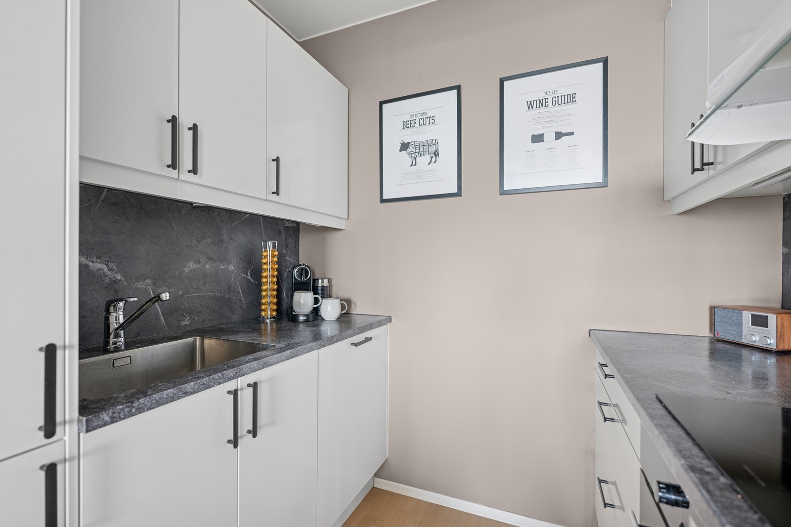 Glatte hvite fronter med laminat benkeplate. Galleribilde