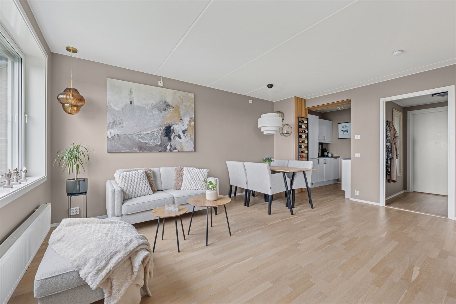 Innvendig er det god plass til både sofagruppe og spisebordsløsning. Galleribilde