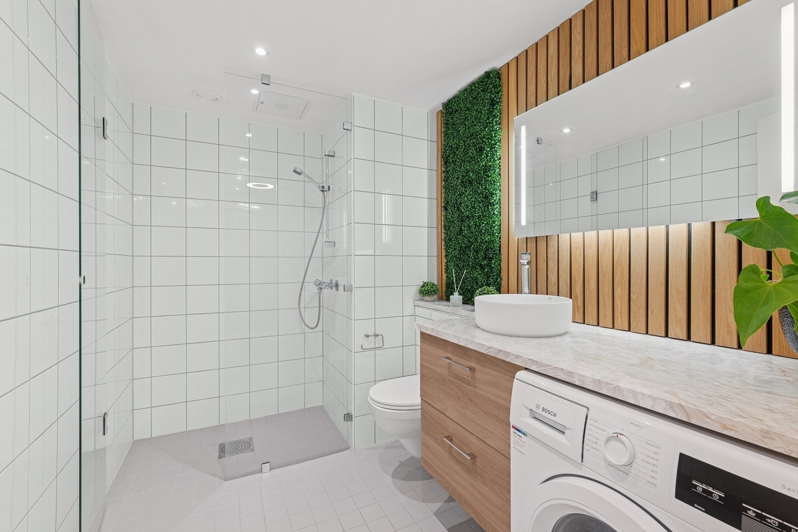 Stort og moderne baderom med spilevegger som ekstra detaljer. Galleribilde
