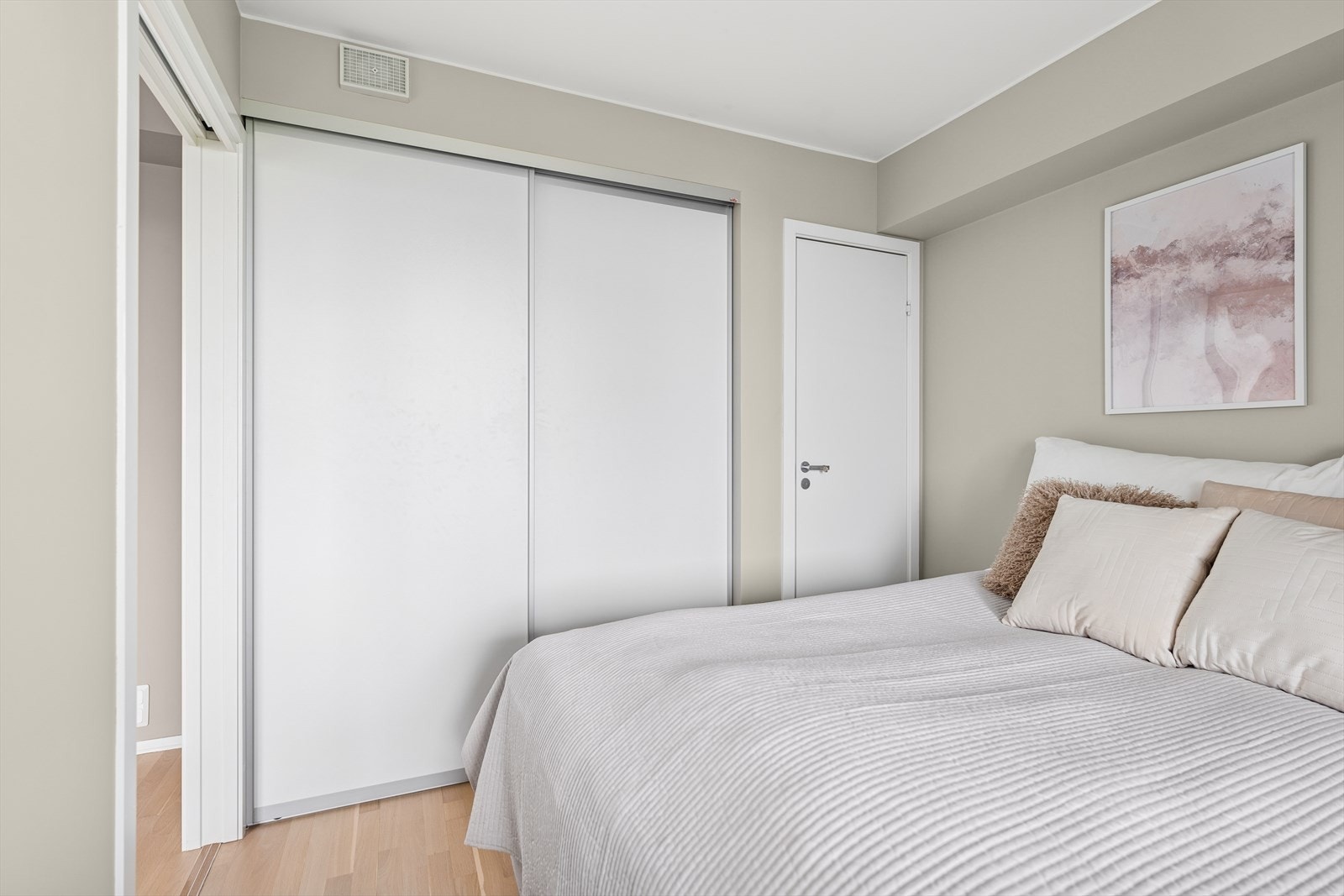 Integrert skyvedørsgarderobe og tilgang til egen liten bod. Galleribilde