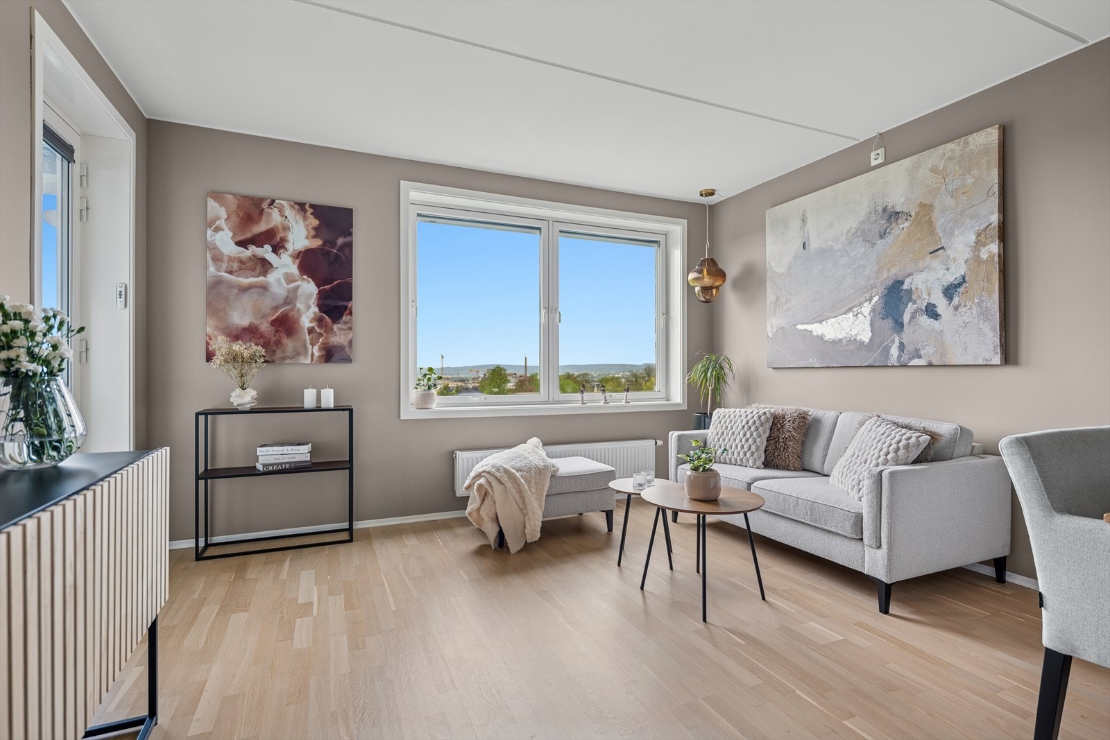 Innvendig har leiligheten en god standard og praktisk planløsning. Galleribilde