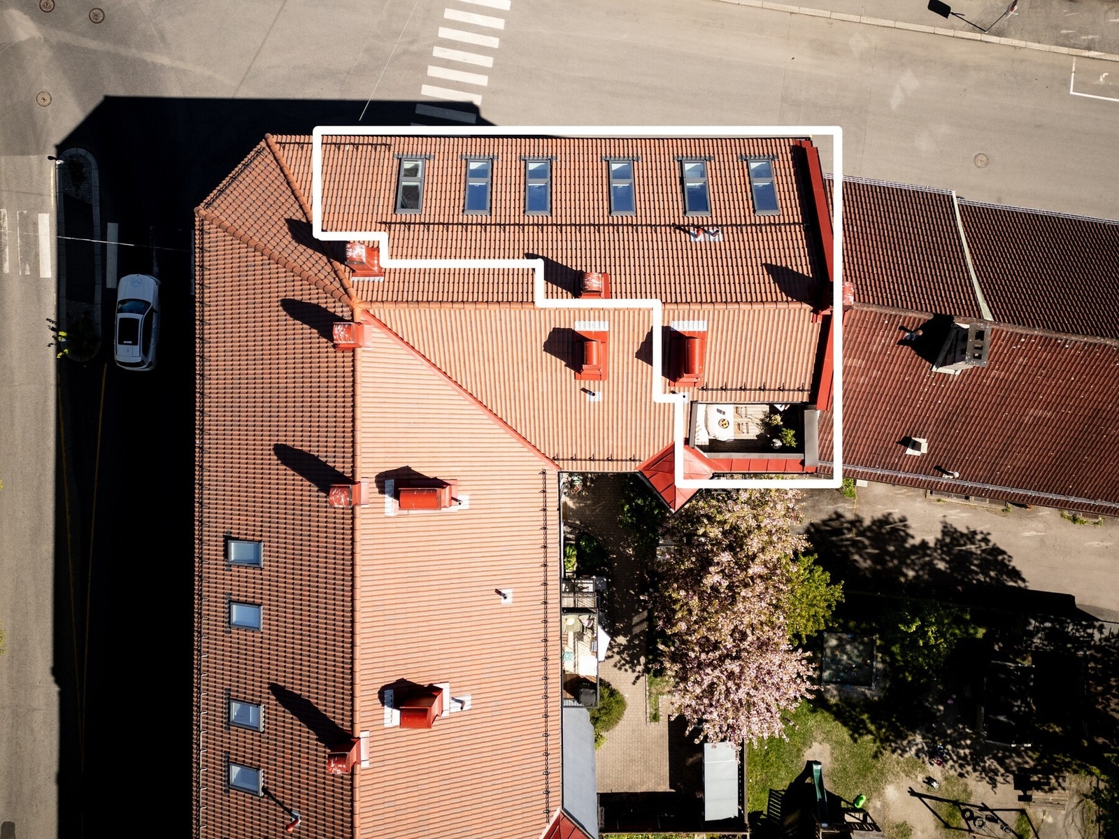 Boligen har et gulvareal på hele 91m² og er fint plassert i toppen av en klassisk bygård fra 1893. Galleribilde