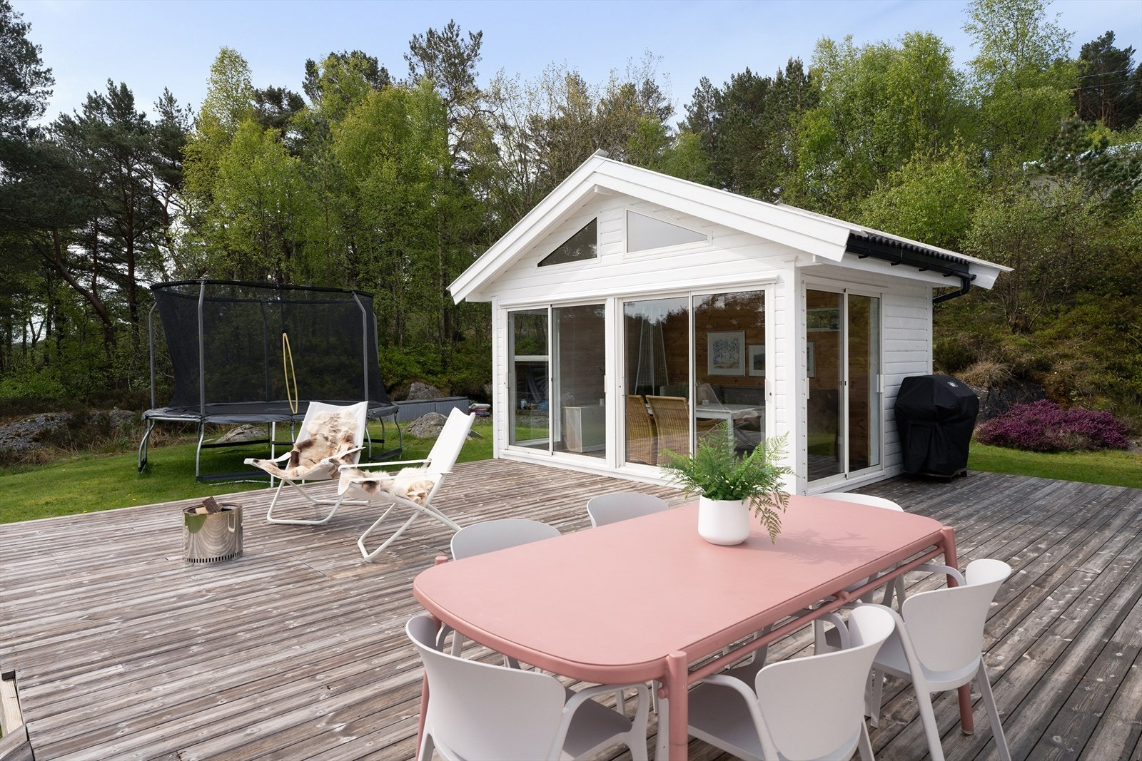 Herlig hagestue med stigende takhøyde og utstrakt bruk av vindusflater Galleribilde