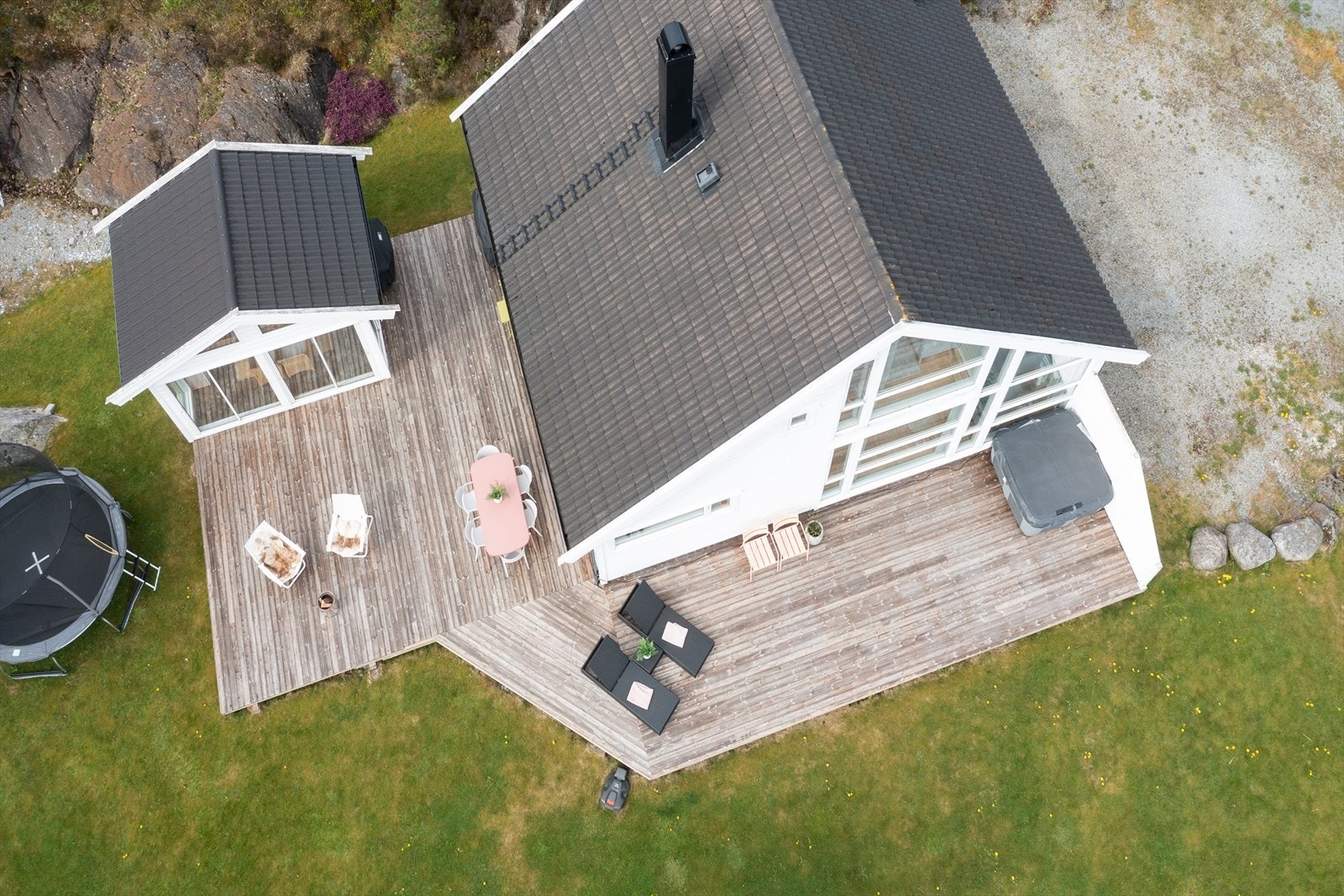 En innbydende bolig oppført i ca. 2010 som holder god standard og er klar for sommersesongen. Galleribilde