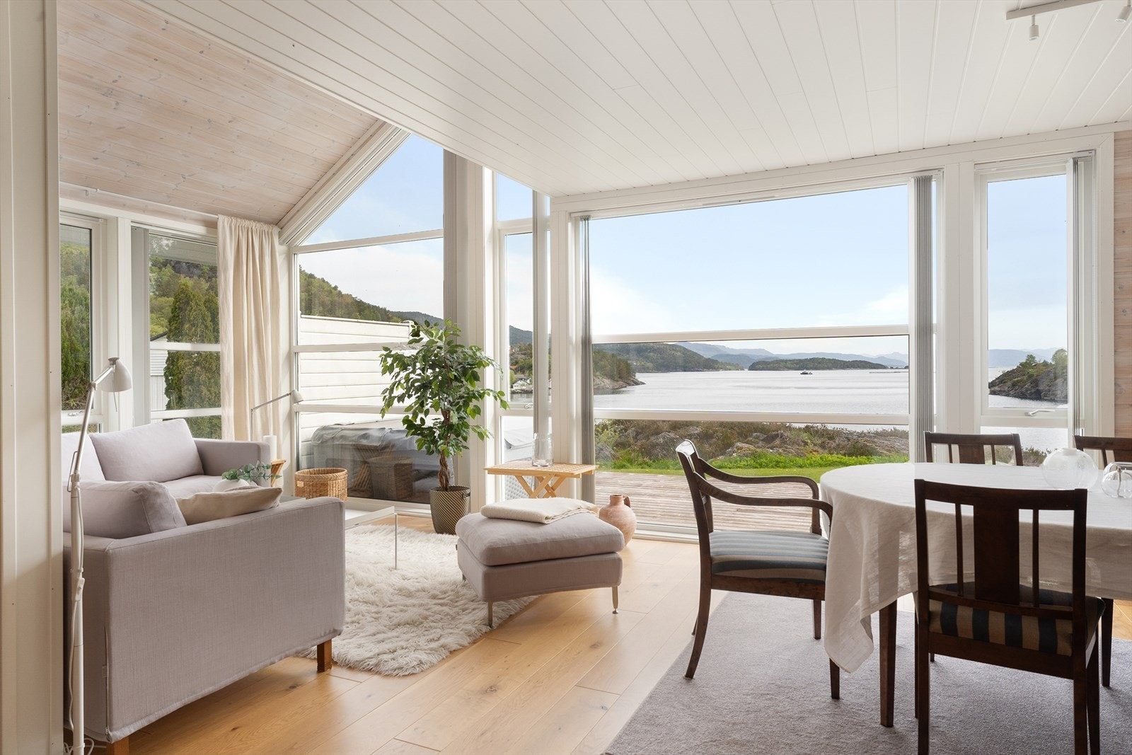 Herlig og åpen kjøkken/stueløsning vendt mot sjøen og fjelltoppene Galleribilde