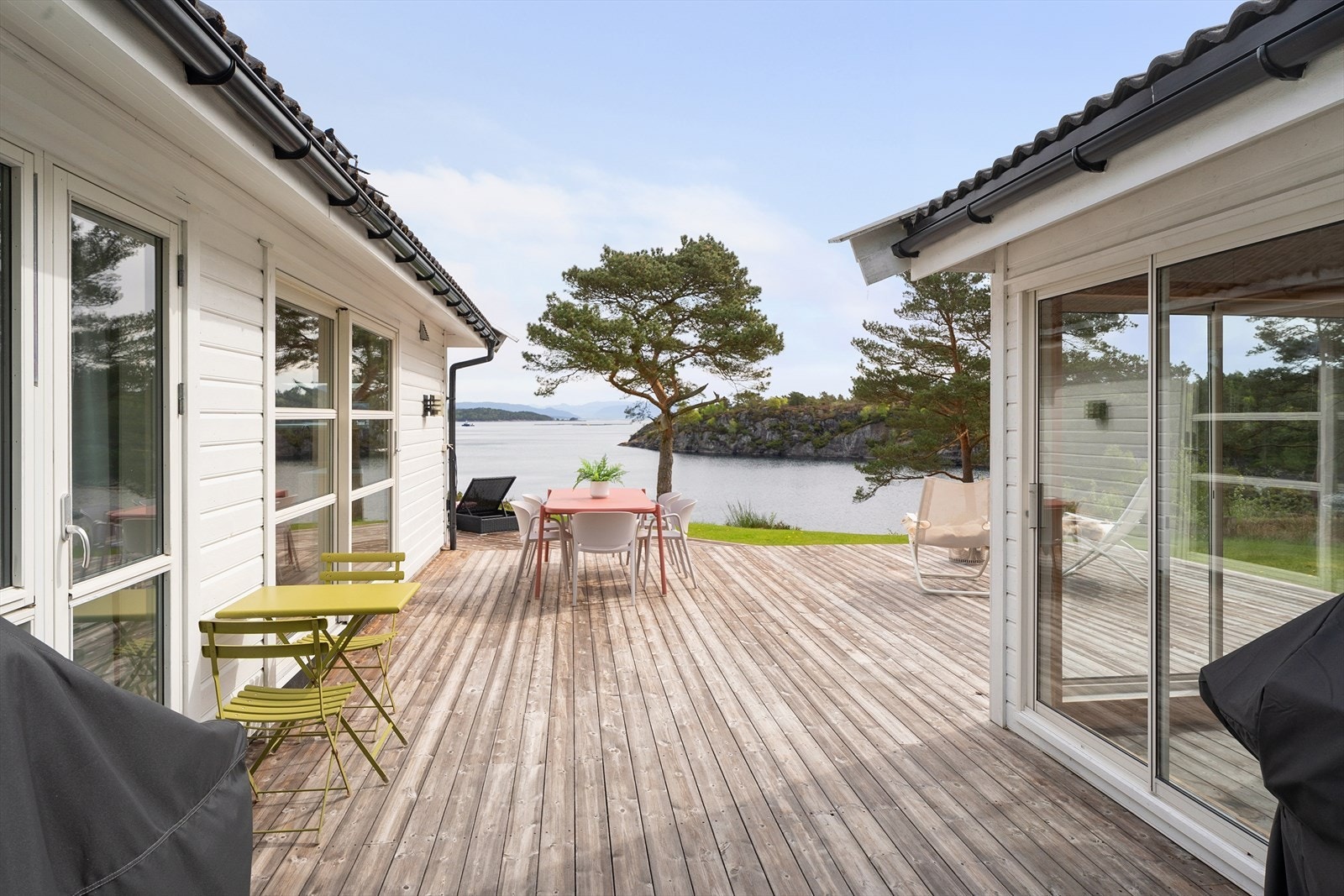 Herlig uteområde med 100 kvm stor terrasse og hage med god boltreplass Galleribilde