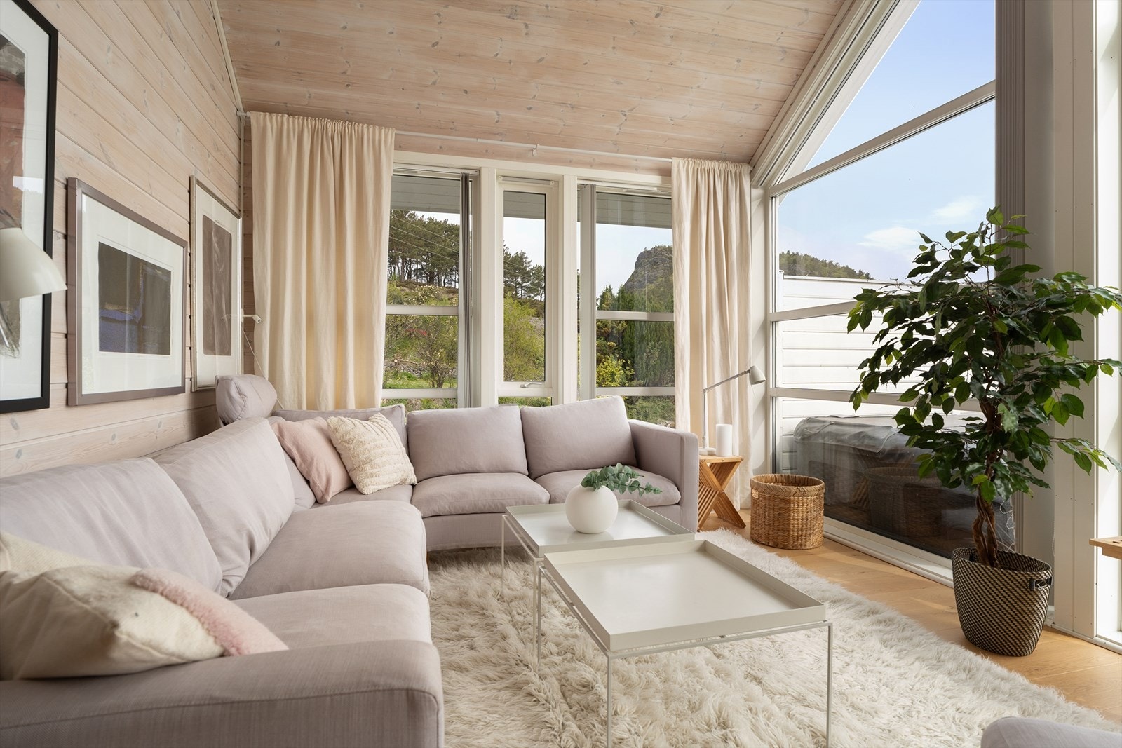 Stigende takhøyde opptil 4,1 m ved kjøkken og med sofaen - Herlig romopplevelse! Galleribilde