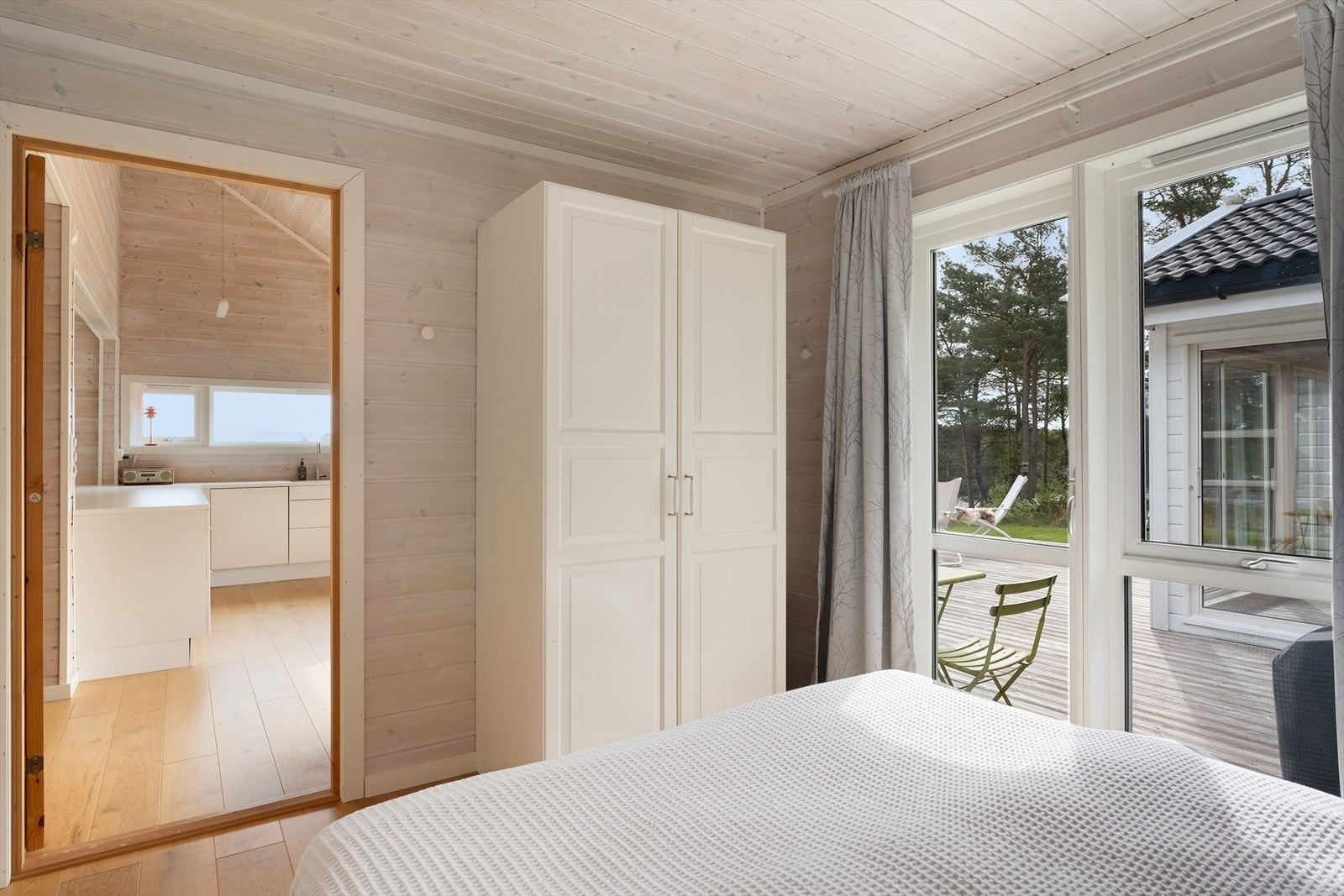 Romslig hovedsoverom i hovedetasjen med terrassedør ut til uteområde Galleribilde