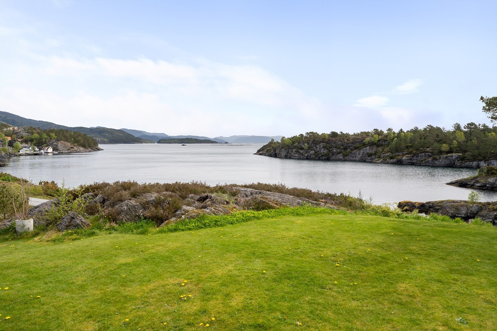 Fra tomten har en nydelig utsikt utover naturen, fjellene og sjøen. Galleribilde