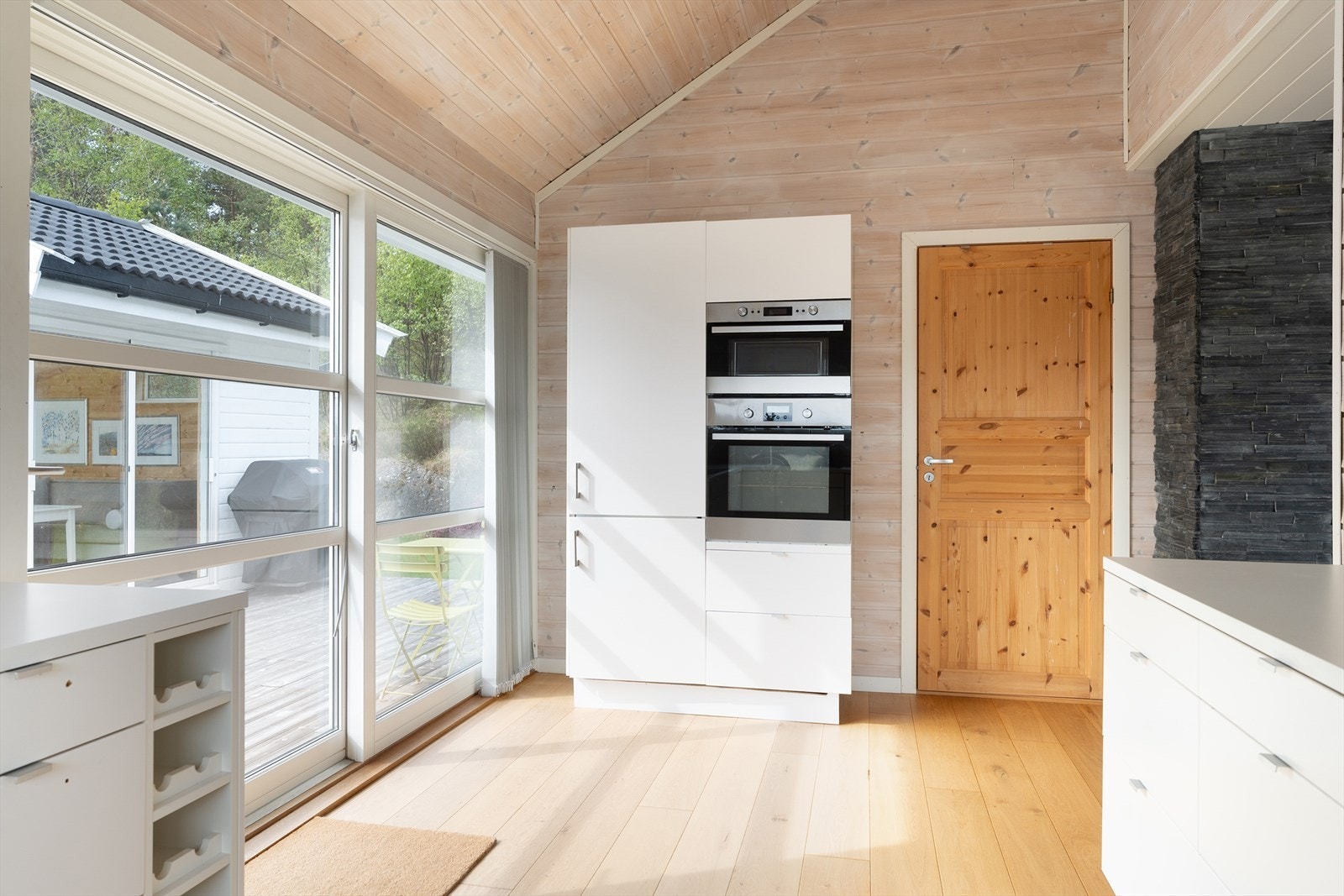 Kjøkkenet har integrert oppvaskmaskin, kjøl/fryseskap, platetopp, komfyr og mikro. Galleribilde