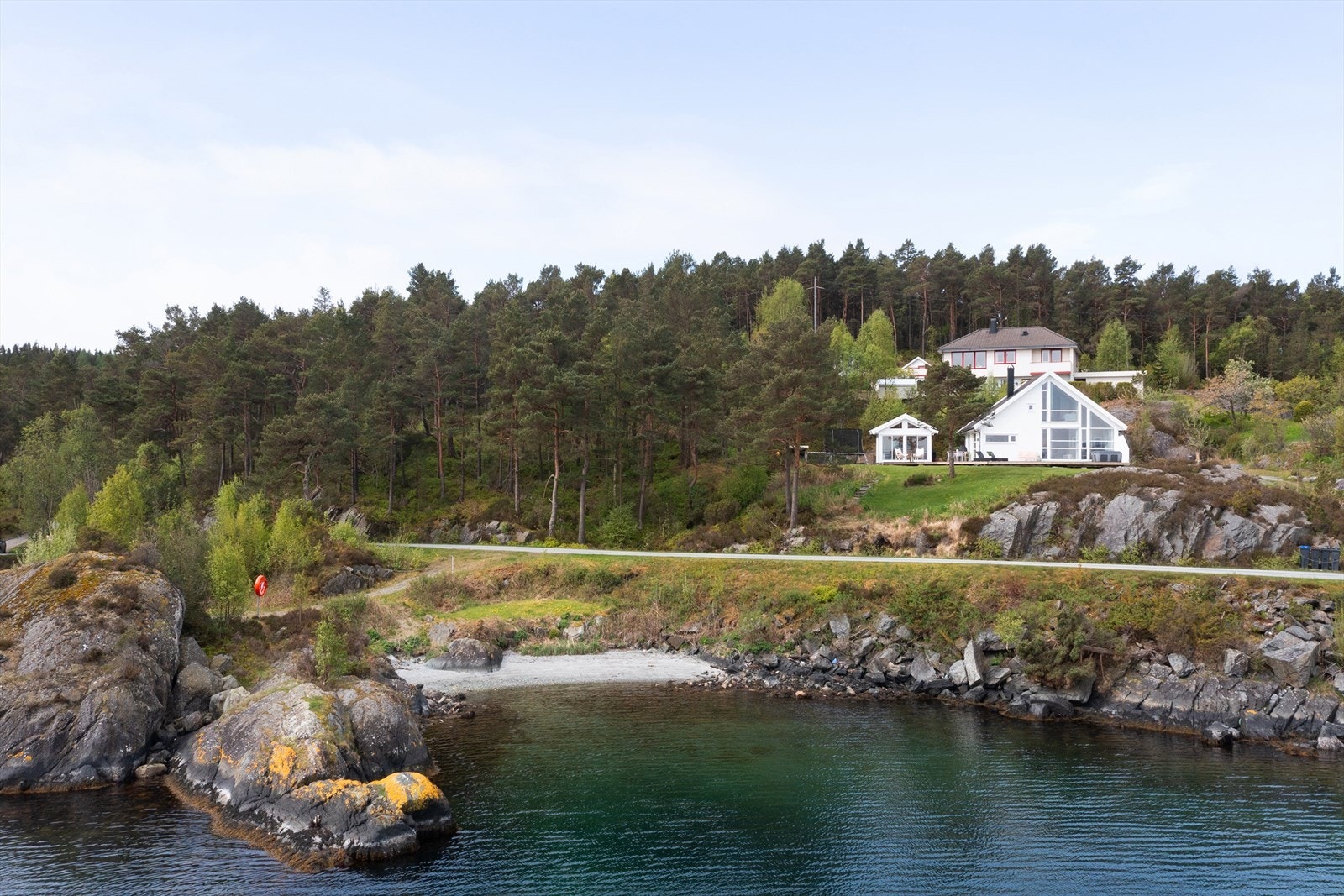Ca. 40 m ned til sjøen med koselig badestrand. Galleribilde