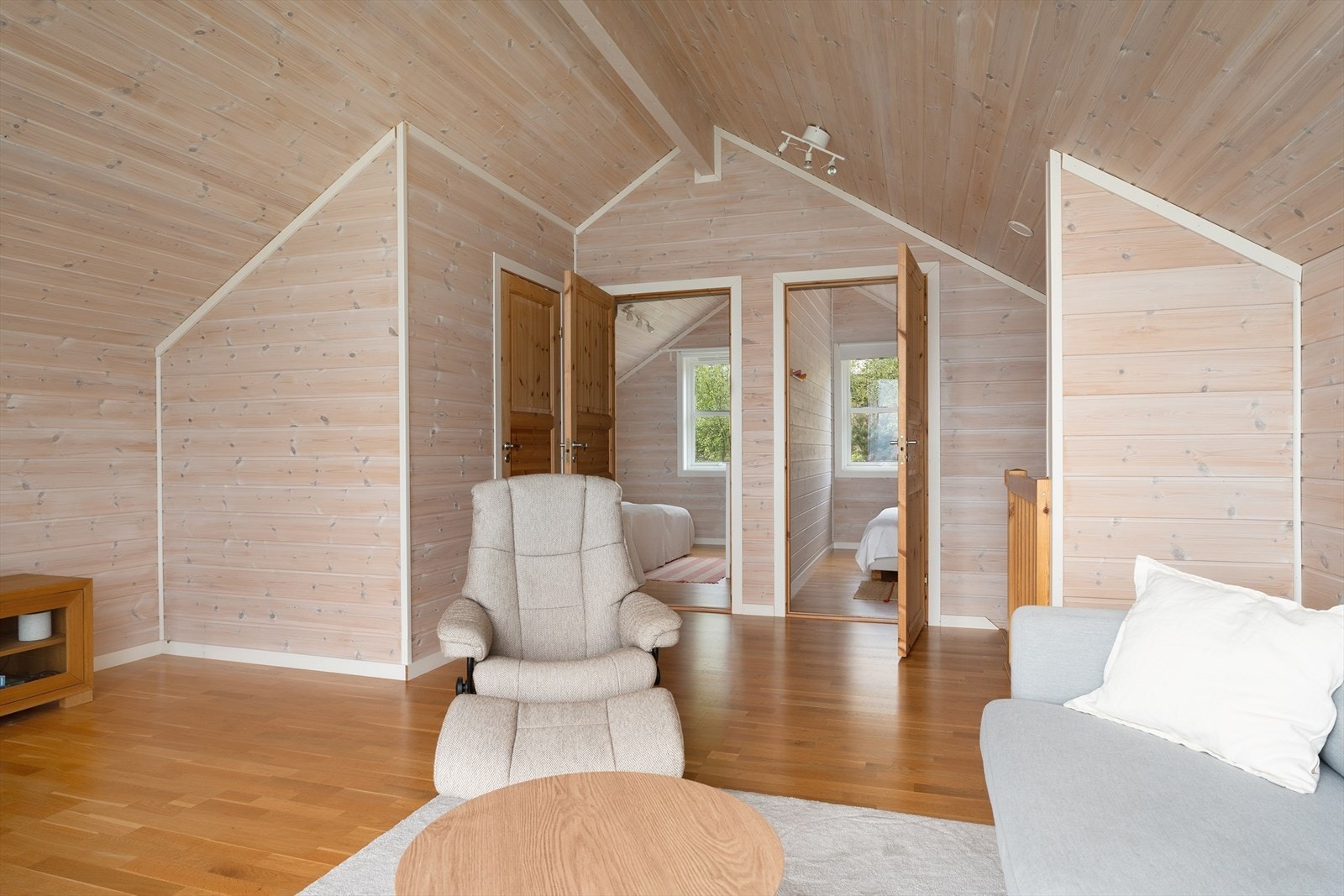 Samme stigende takhøyde på de to gode soverommene. Galleribilde