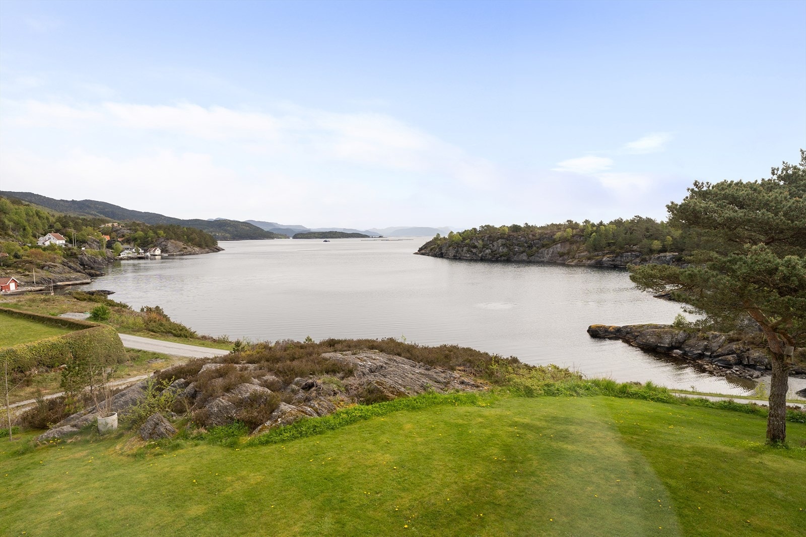 Boligen ligger 35 m fra sjøen med nydelig utsikt Galleribilde
