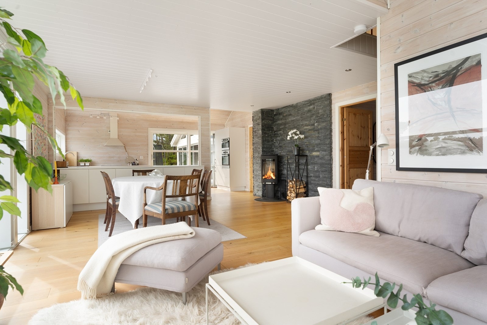 I rommet har en god plass til spisebord for de fleste anledninger og sittegruppe. Galleribilde