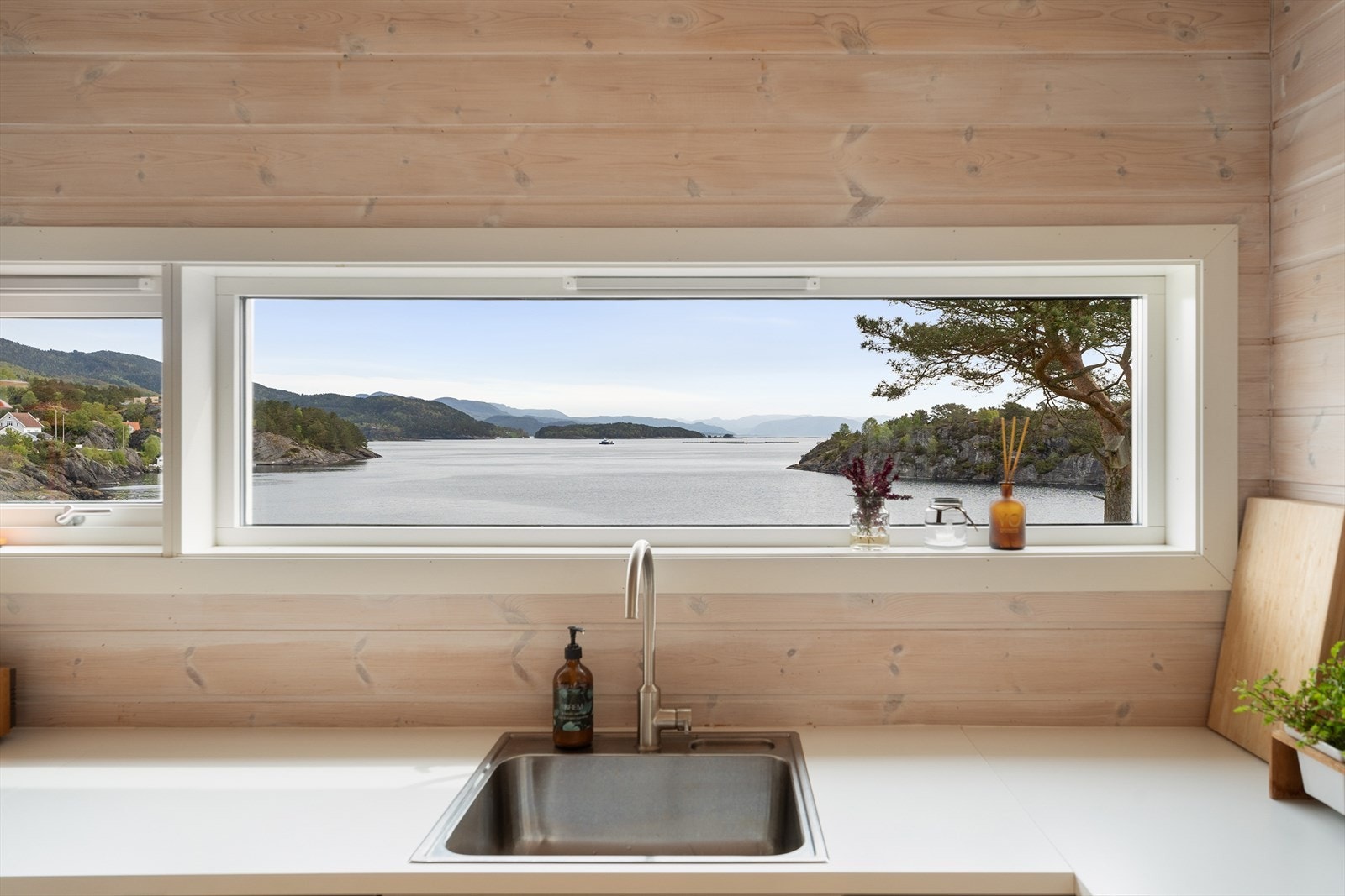 Her vil det hver dag lages et flott maleri ut vindu fra egen bolig/hytte Galleribilde