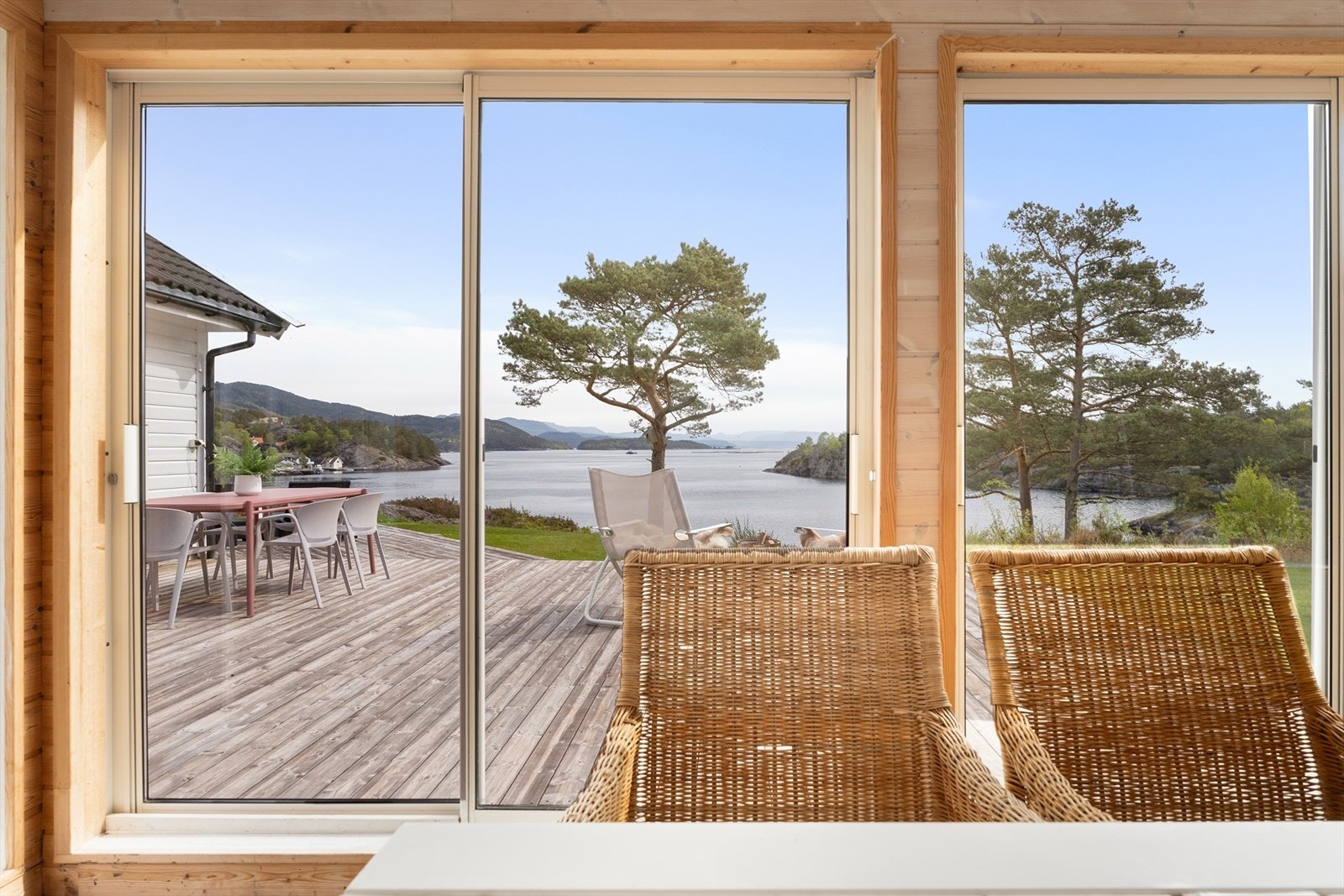 Fasaden i glass som gjør at en får tatt inn omgivelsene. Galleribilde