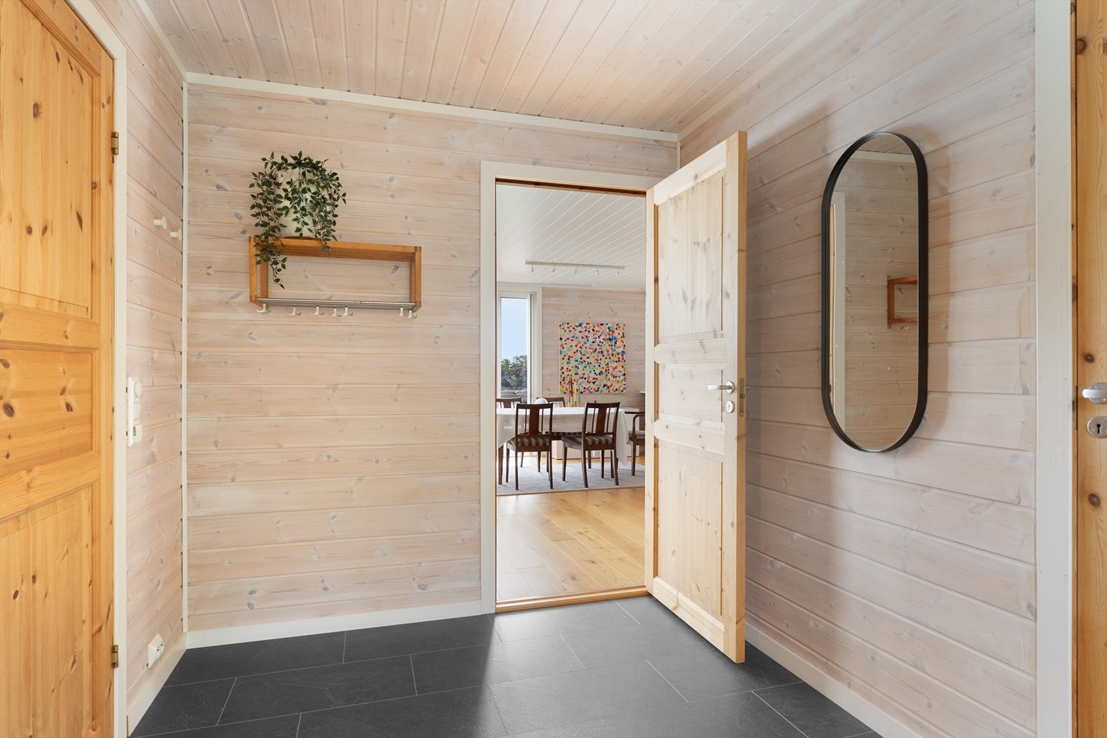 Det er stort gang med fliselagt gulv og varmekabler Galleribilde