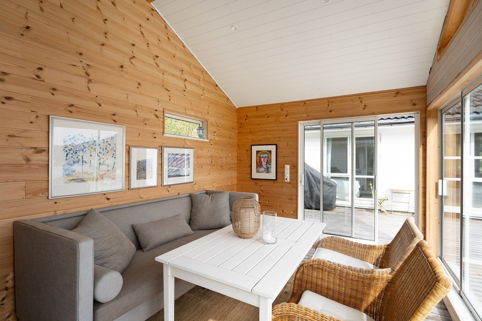 På kvelden eller ikke så solfylte dager kan en trekke inn i hagestuen Galleribilde