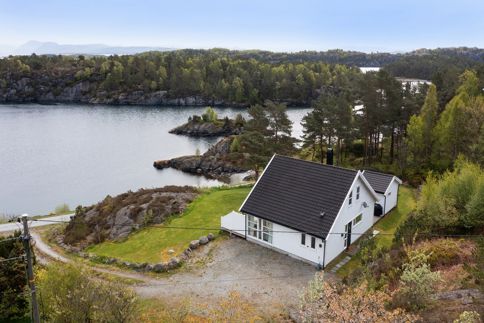 Gruset gårdsrom med god biloppstillingsplass. Galleribilde