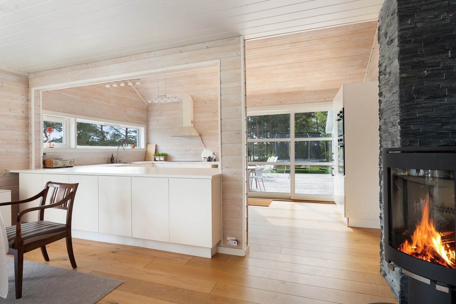 Tiltalende kjøkken med hvite fronter og medfølgende hvitevarer Galleribilde