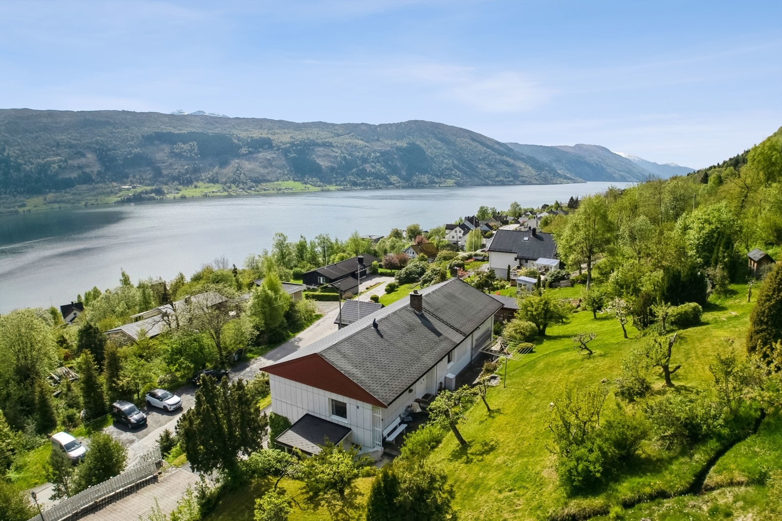 Eigedomen ligg fint til på eit høgredrag i Prestemarka, med nydelig utsikt over fjord og fjell. Ca. 1,5 km til skuleområde og under 2 km til sentrum med alle servicefasilitetar. Galleribilde