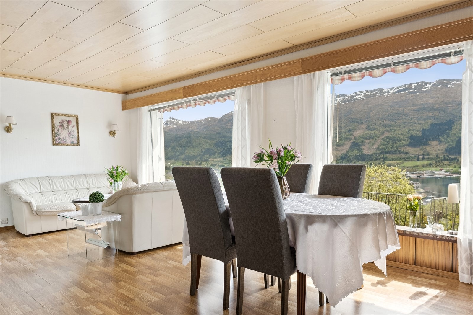 Med god plass til fleire sittegrupper og stor spisegruppe, er det kjekt å invitere familie og venner på besøk. Galleribilde