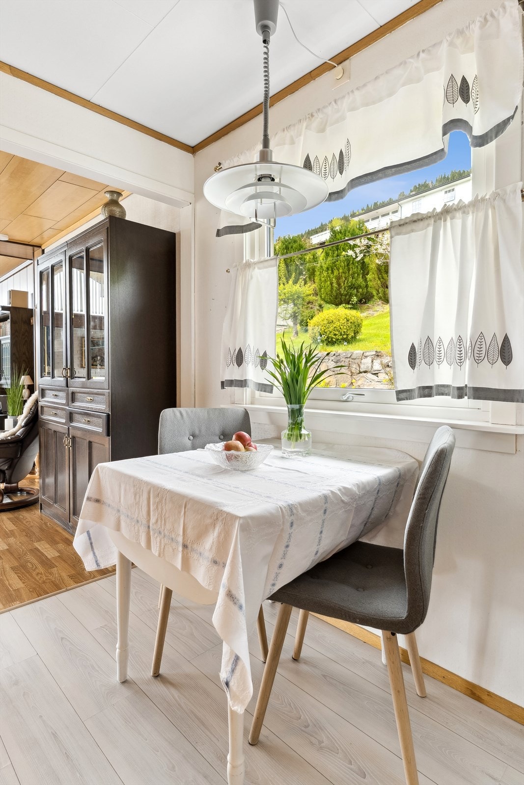 Foran kjøkkenvindauge har ein plass til eit koseleg kjøkkenbord, den perfekt frukostplass med utsikt til bakhagen. Galleribilde