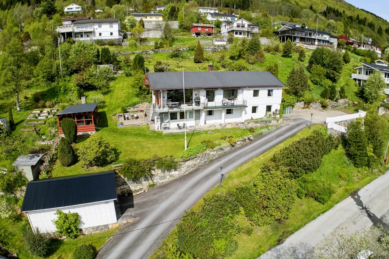 Ein spennande familiebustad på pent opparbeidd tomt, med fleire fine uteplassar - beståande av både plen og beplantning, hagestove og drivhus. Her kan store og små finne seg til rette! Galleribilde