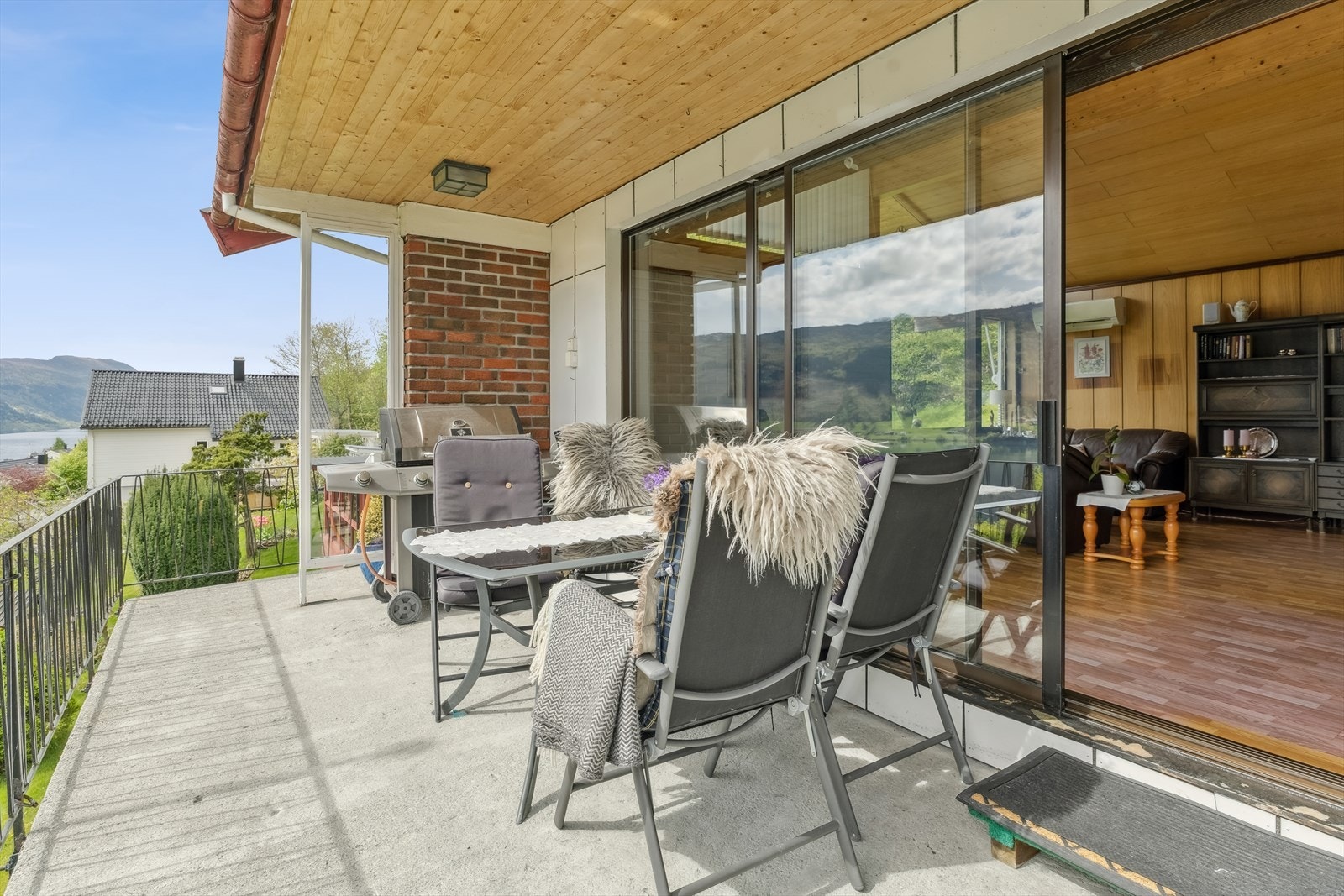 Terrassen har god plass til utemøblar, perfekt for å invitere til grillmiddagar og utandørs måltid. Galleribilde