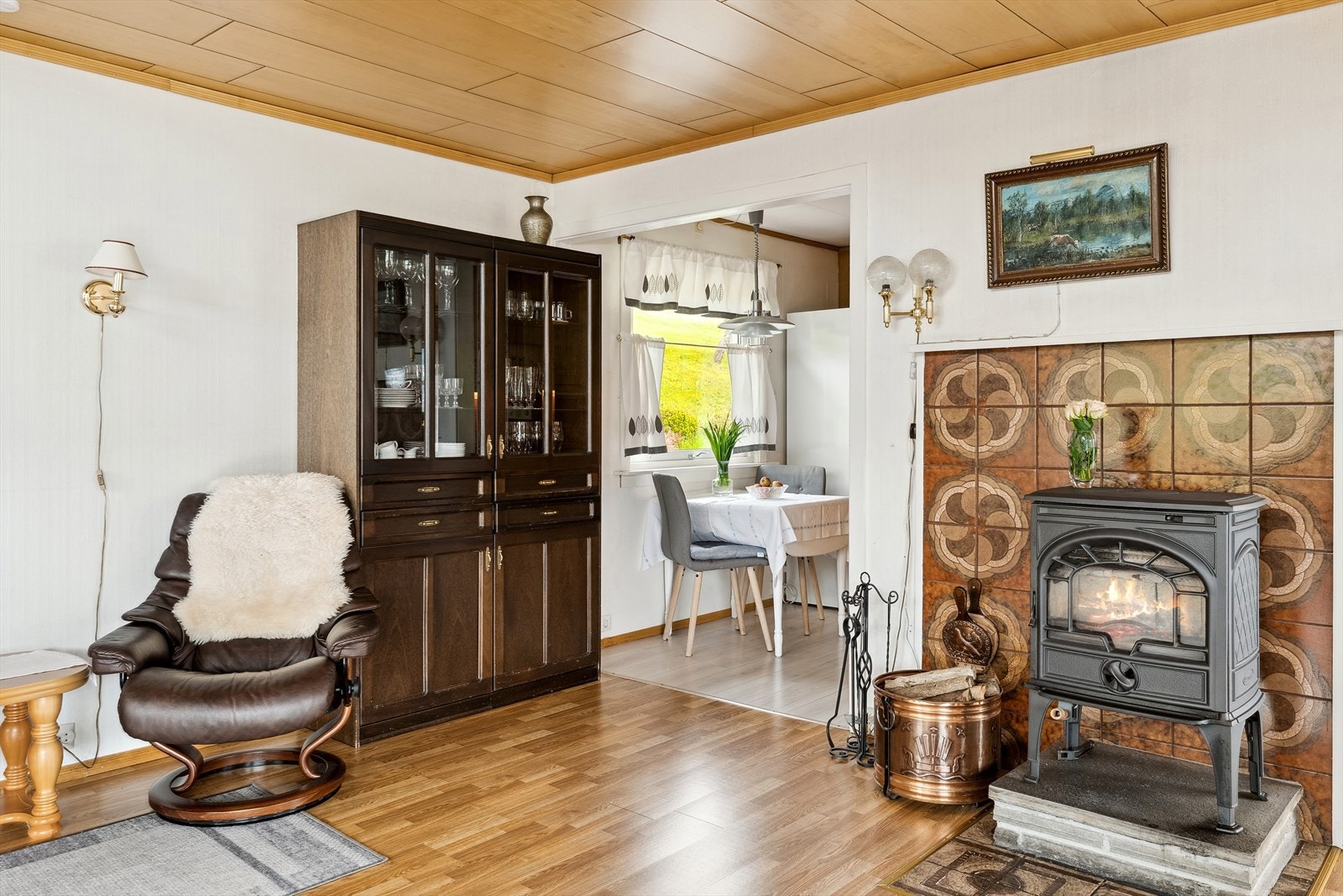 Frå stova har ein vidare tilkomst til kjøkkenet, som ligg dels tilbaketrekt og skjerma frå opphaldsrommet, men samtidig i fin tilknytning. Galleribilde