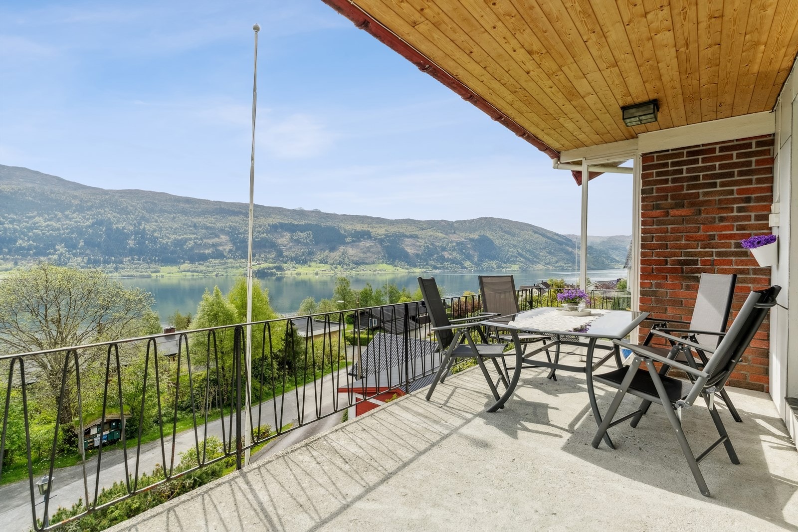 Direkte utgang til sørvendt terrasse på ca. 24 m², der varme sommardagar verkeleg kan nytast. Galleribilde