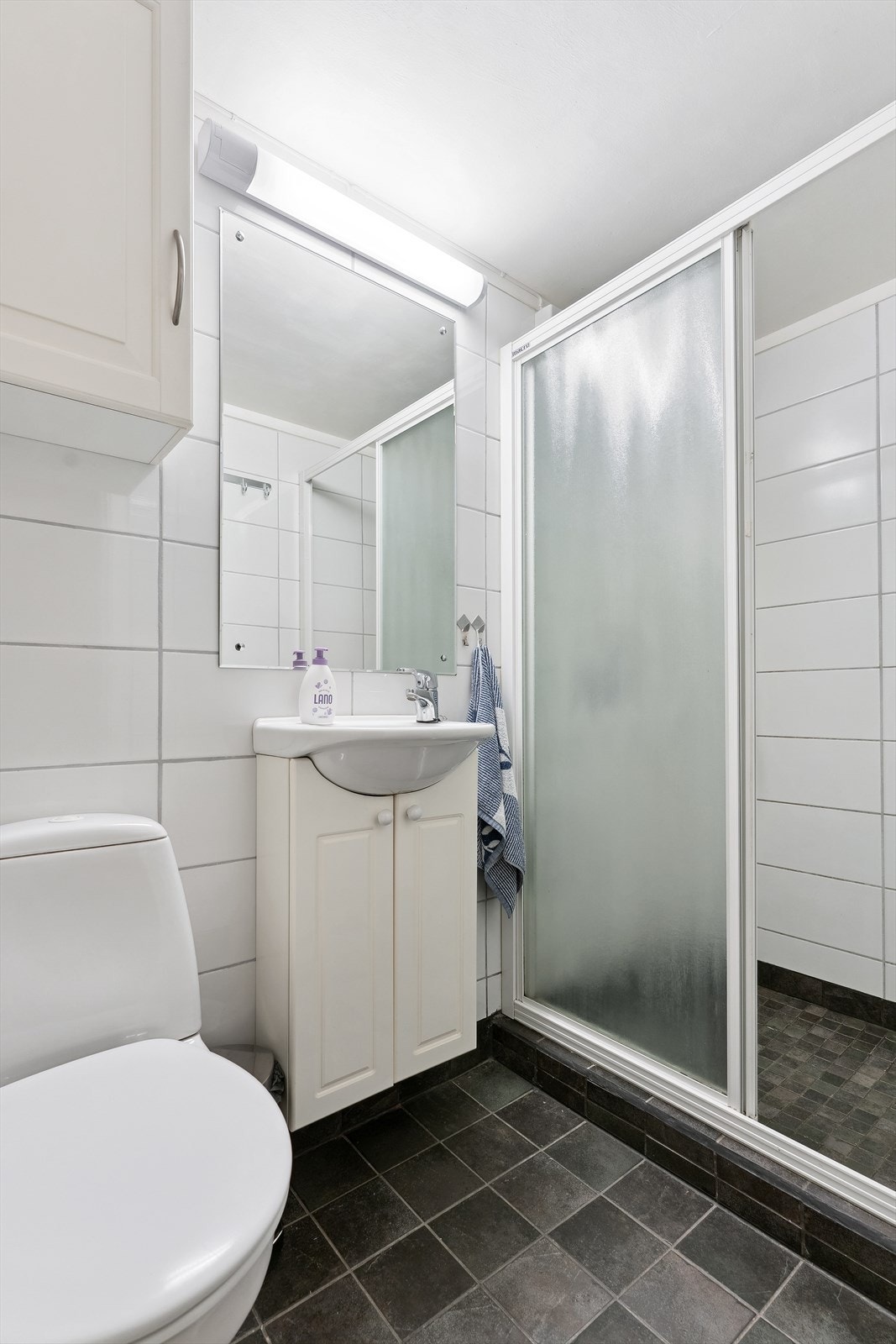 Badet i underetasjen var overflateoppussa i 2013, og framstår med tidlaust farge- og materialval. I u.etg. har ein også separat vaskerom. Galleribilde