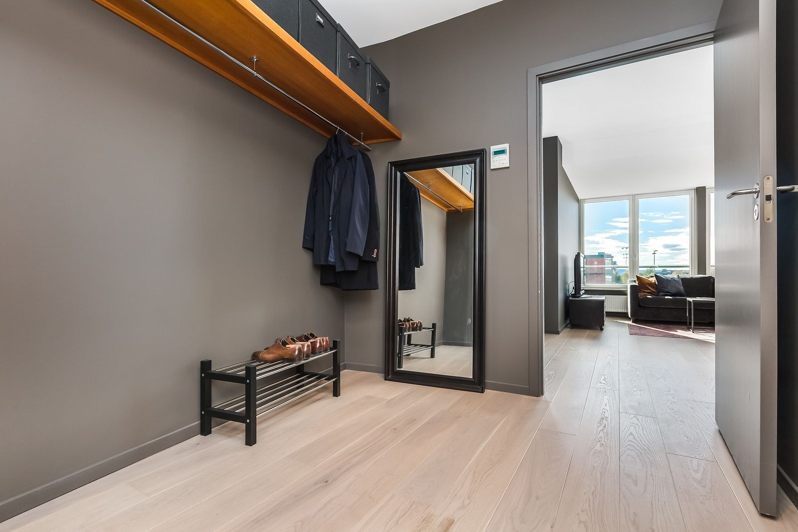 Romslig entre med plass til yttertøy og oppbevaring. Galleribilde