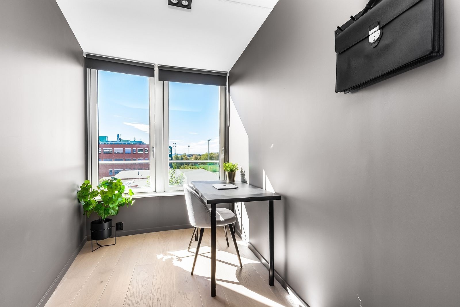 Soverom 2 med skrivebord. Galleribilde