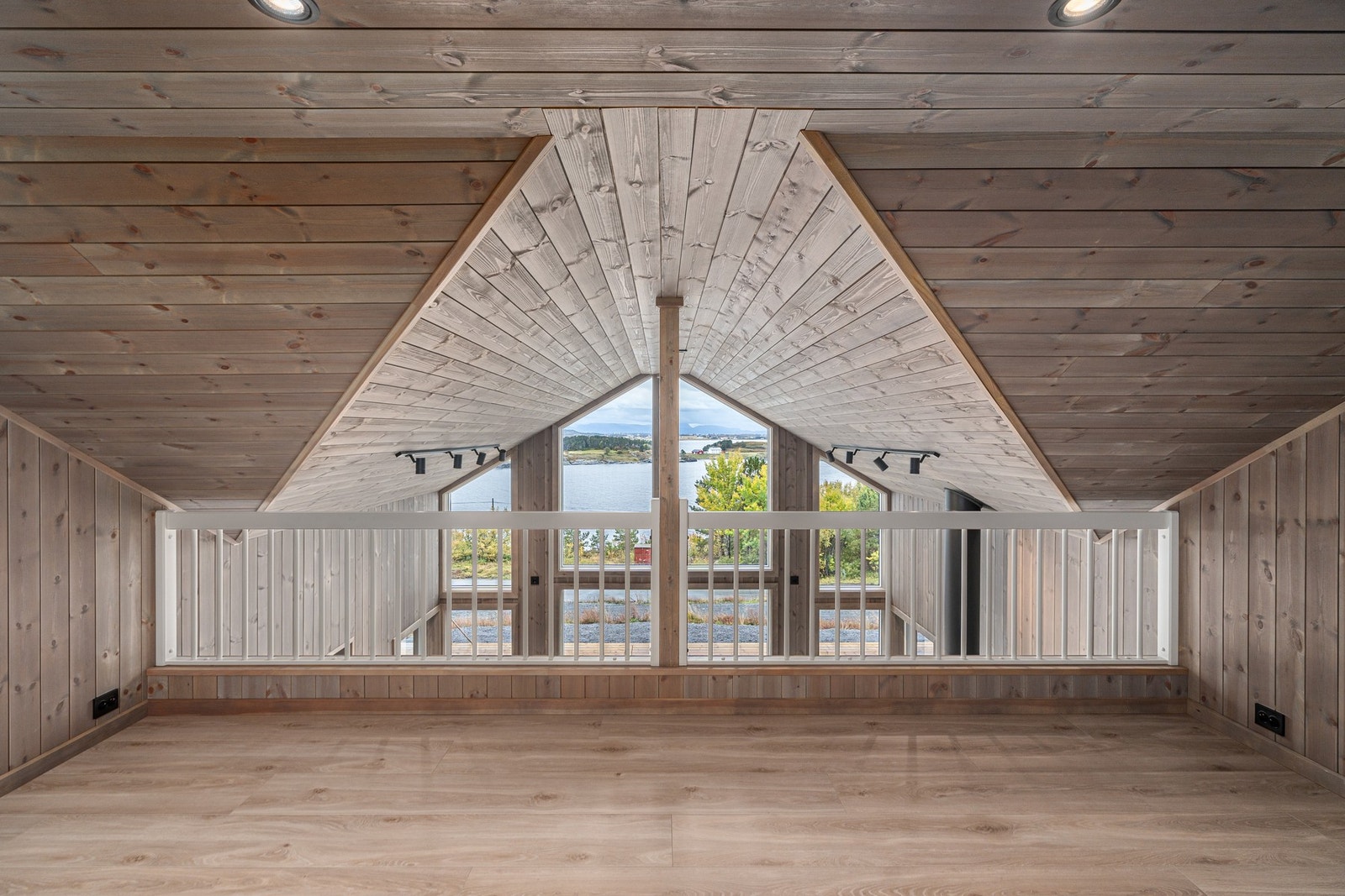 Loftstue. Lys og luftig. Galleribilde