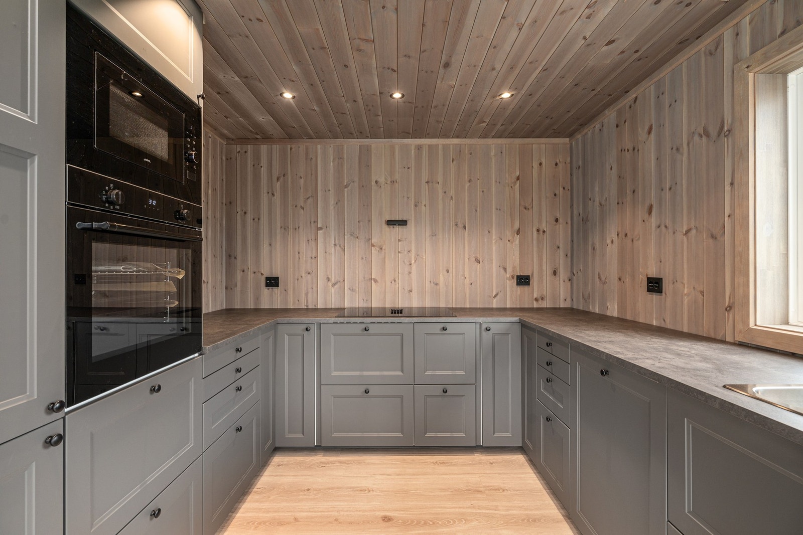 Innredning fra IKEA med integrerte hvitevarer. Galleribilde