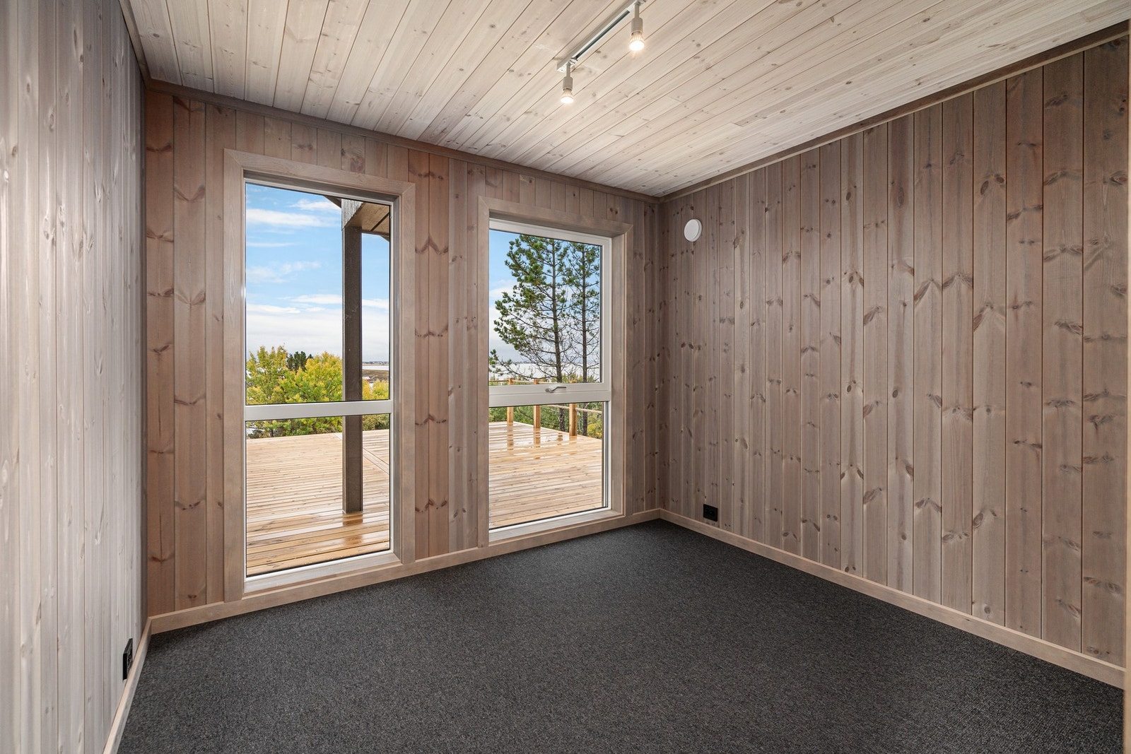 Hovedsoverom. Her er det også store vindusflater. Galleribilde