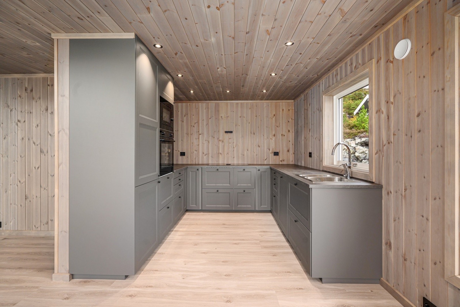 Kjøkken. Masse skap og benkeplass. Galleribilde